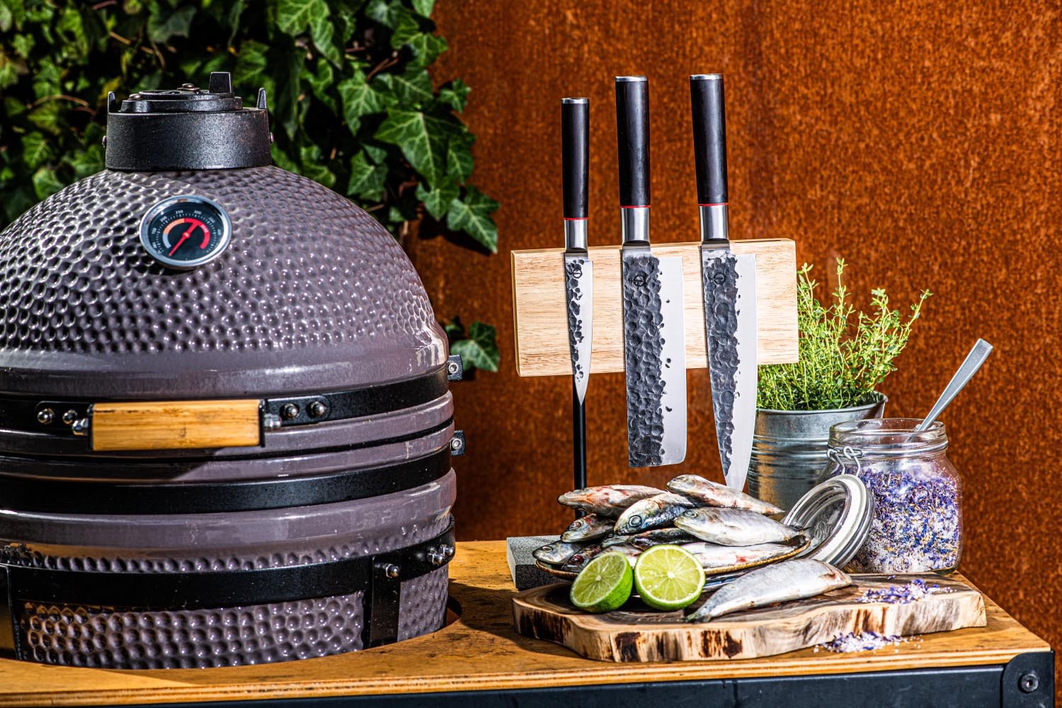 Magnetischer Messerblock aus Eiche mit Natursteinfuss, stilvoll und praktisch für die sichere Aufbewahrung Ihrer Messer.