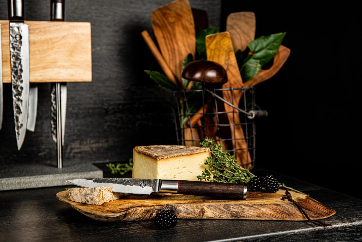 Eleganter Messerblock aus Eichenholz mit magnetischer Halterung und Natursteinbasis, ideal für stilvolle Messeraufbewahrung.