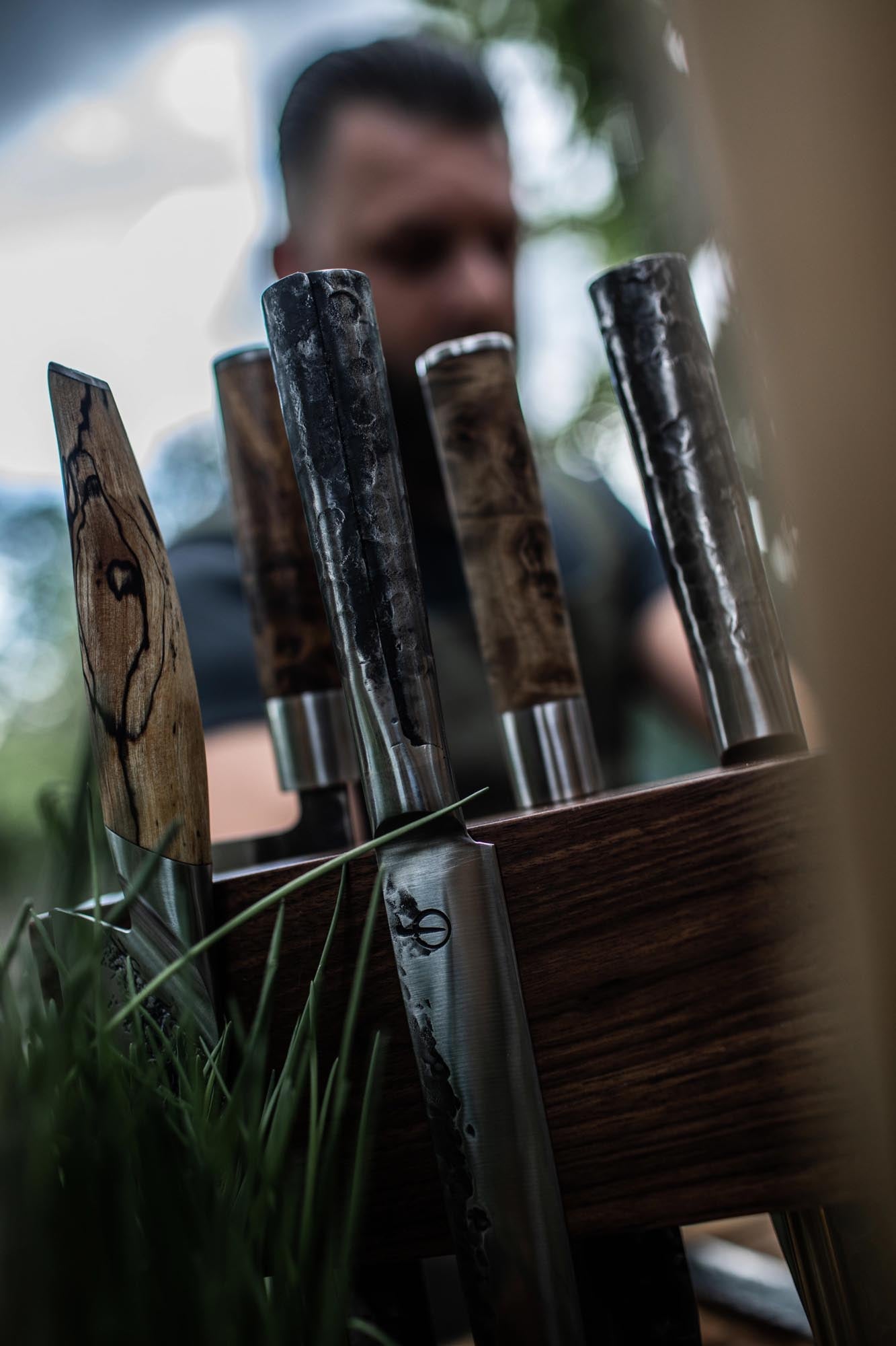 Magnetischer Messerblock aus Walnussholz mit Natursteinbasis, stilvoll und funktional, perfekt für moderne Küchen.