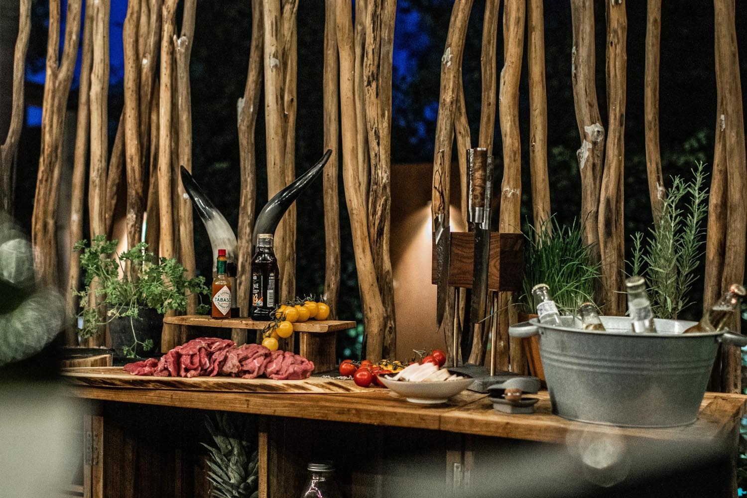 Eleganter Messerblock aus Walnussholz mit stabilem Natursteinfuss, magnetisch, ideal für stilvolle und moderne Küchen.