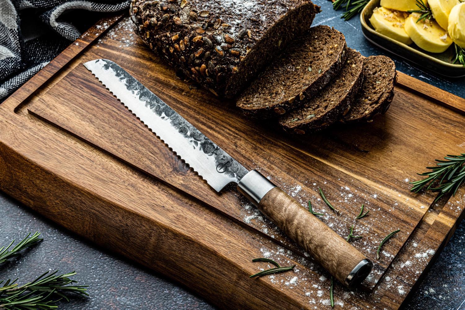 Elegantes Schneidebrett aus Naturholz, mittlere Grösse, perfekt für stilvolles Schneiden und Servieren in Ihrer Küche.