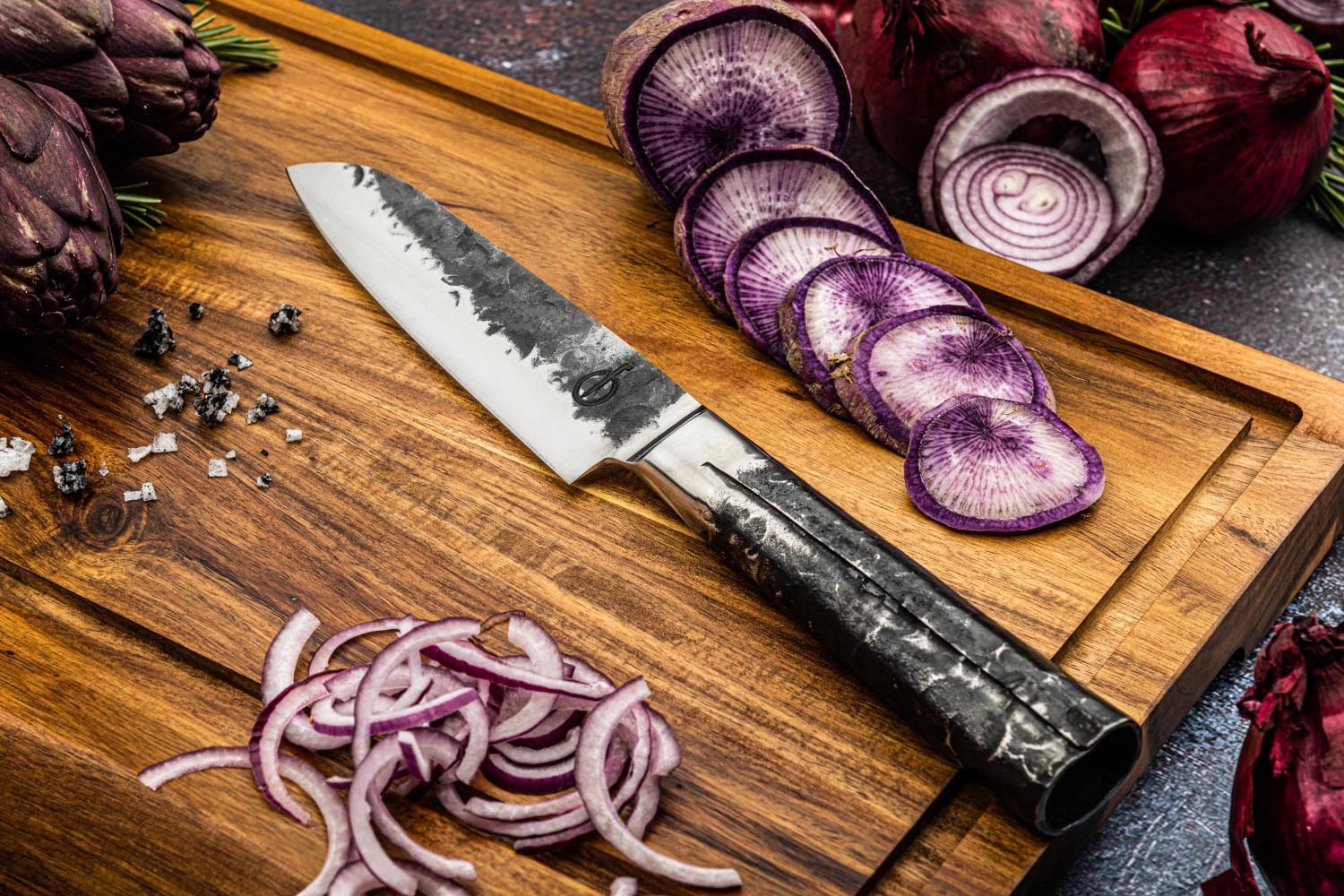 Hochwertiges Schneidebrett aus Naturholz, mittlere Grösse, ideal für stilvolles Schneiden und Servieren in Ihrer Küche.