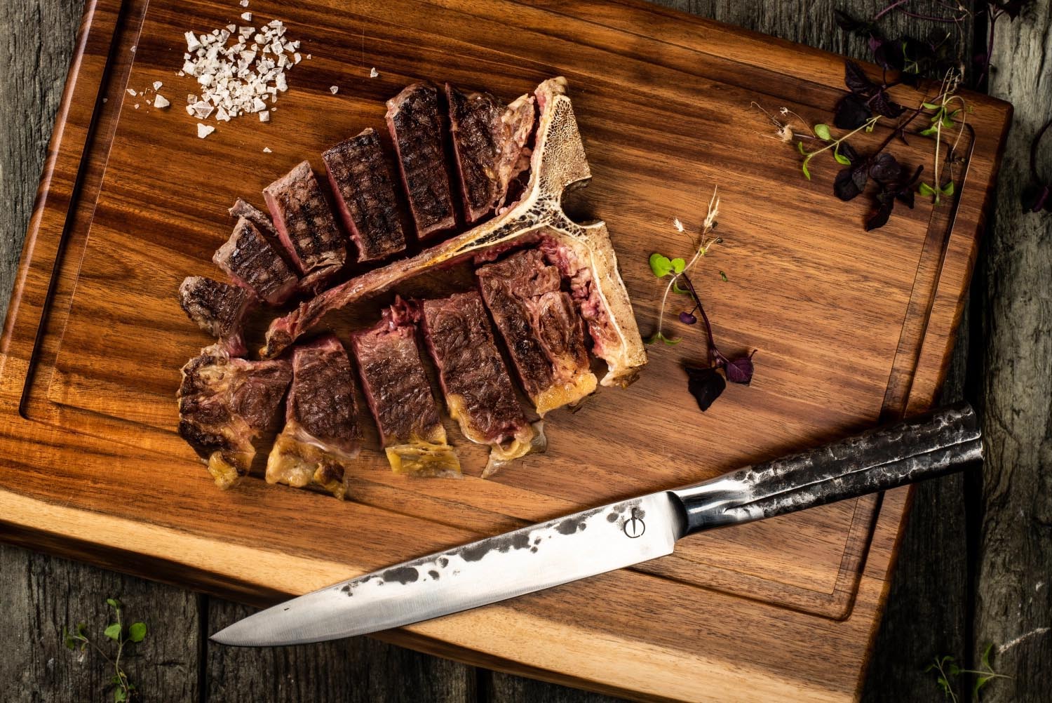 Elegantes Schneidebrett aus Naturholz, mittlere Grösse, perfekt für stilvolles Schneiden und Servieren in Ihrer Küche.