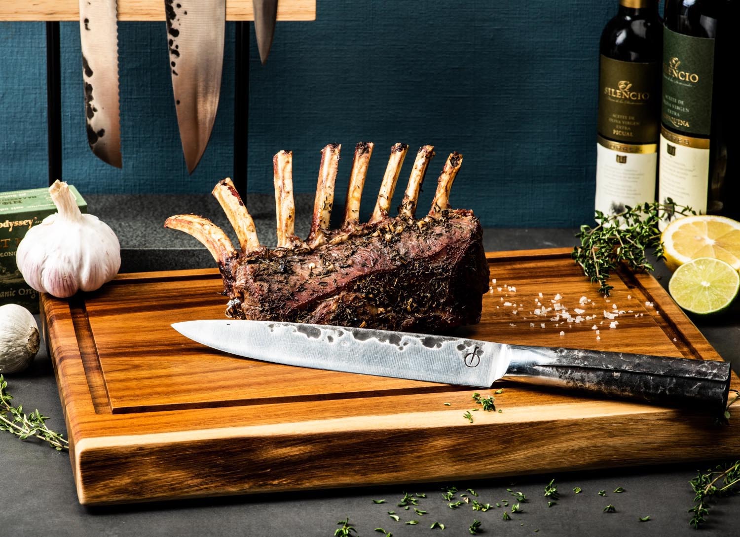 Hochwertiges Schneidebrett aus Naturholz, mittlere Grösse, ideal für stilvolles Schneiden und Servieren in Ihrer Küche.