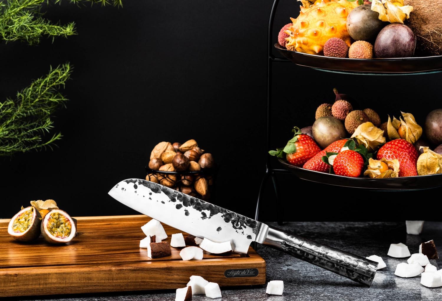 Elegantes Schneidebrett aus Naturholz, mittlere Grösse, perfekt für stilvolles Schneiden und Servieren in Ihrer Küche.