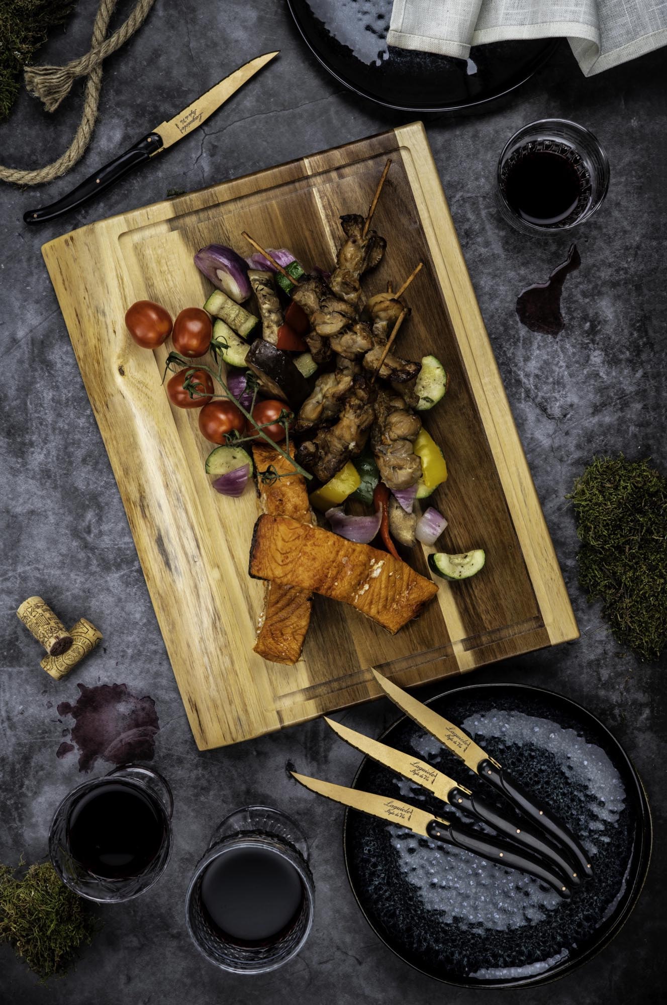 Hochwertiges Schneidebrett aus Naturholz, mittlere Grösse, ideal für stilvolles Schneiden und Servieren in Ihrer Küche.