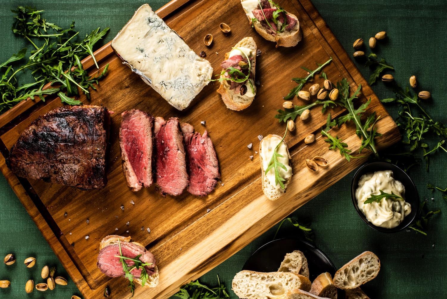 Hochwertiges grosses Schneidebrett aus Naturholz, ideal für die Küche. Robust, stilvoll und praktisch, von Style de Vie.