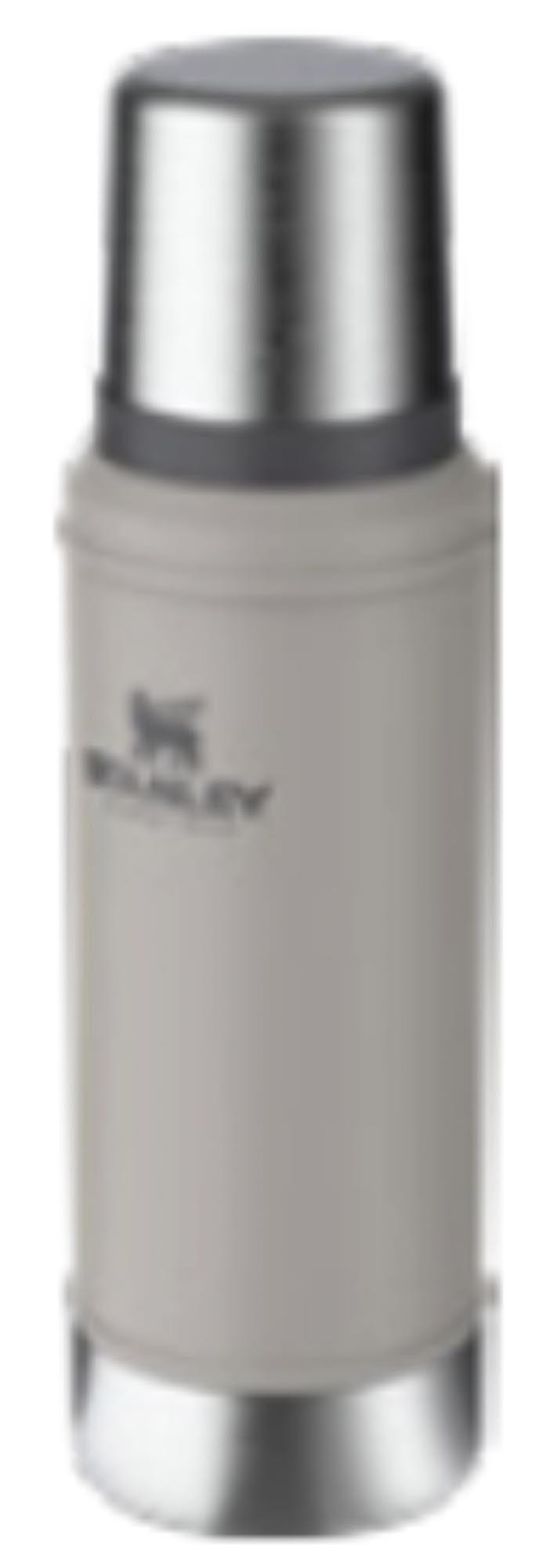 Legendary Classic Flasche 0.75l ash 2.0 in Silber präsentiert im Onlineshop von KAQTU Design AG. Trinkflasche ist von Stanley