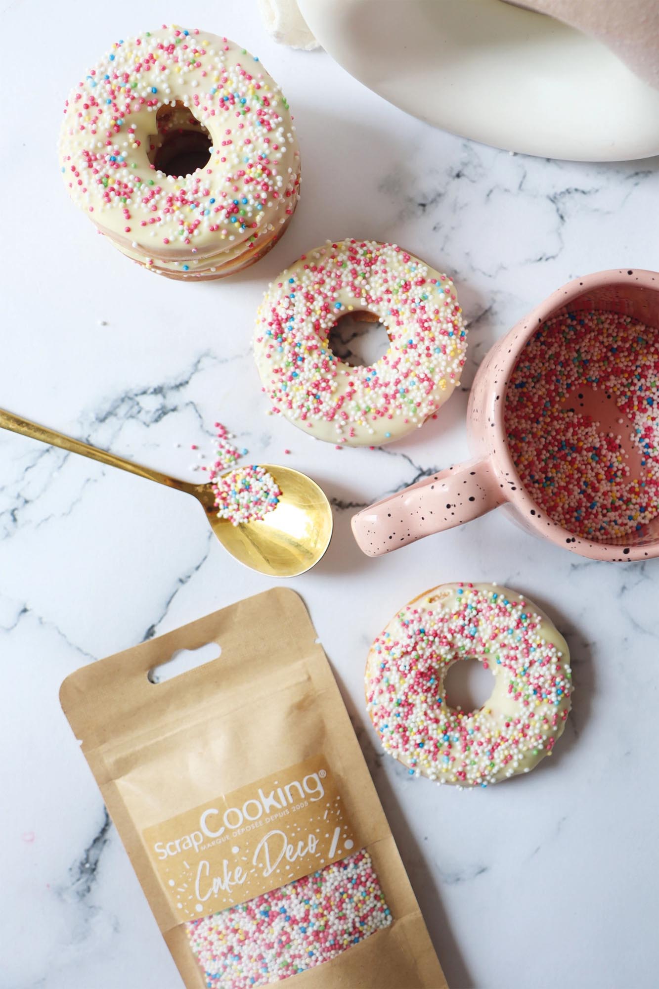 Die Mini Donut Factory von Scrap Cooking backt leckere Mini-Donuts, ideal für kreative Rezepte und süsse Momente zuhause.