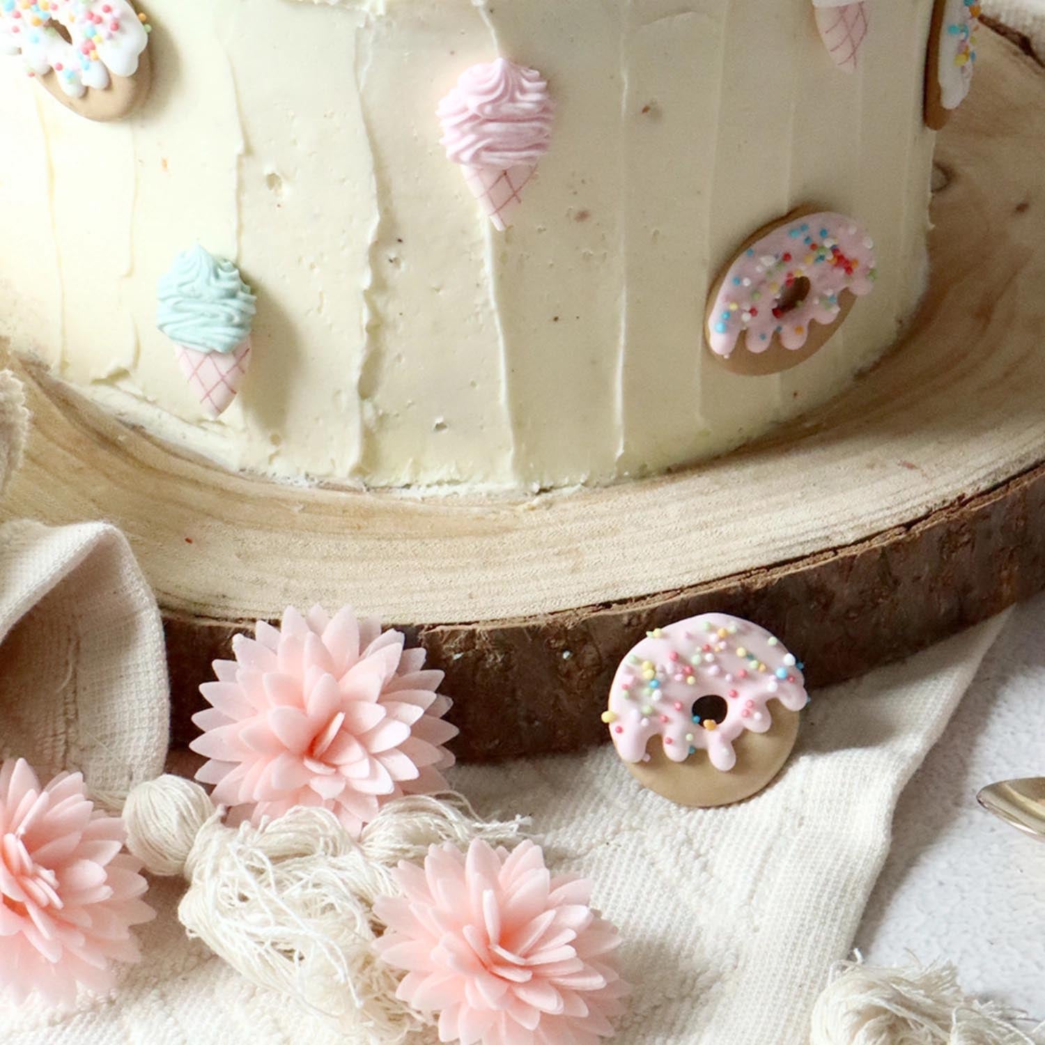 Farbenfrohe Zuckerdekore mit 7 Motiven wie Eis und Donuts, perfekt zum Dekorieren von Kuchen, Cupcakes und Desserts. Essbar und kreativ!