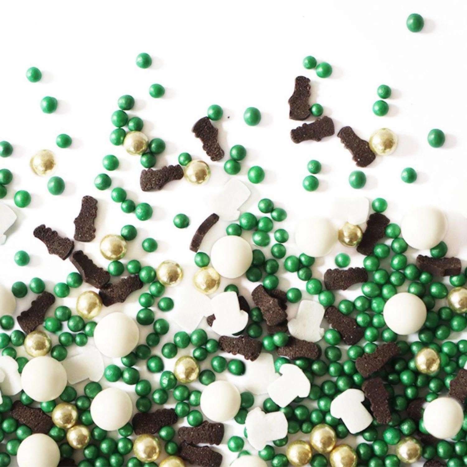 Bunte Zuckerstreusel im Fussball-Design, perfekt zum Dekorieren von Kuchen, Cupcakes und Desserts. Inhalt: 50g, von Scrap Cooking.