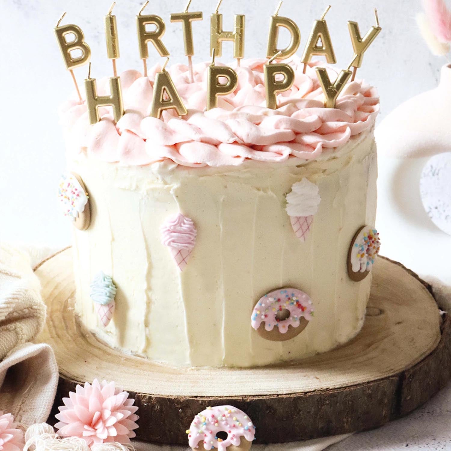 Goldene "Happy Birthday" Kerzen von Scrap Cooking, perfekt für Torten und Partys. Stilvolles Design für besondere Geburtstagsfeiern.