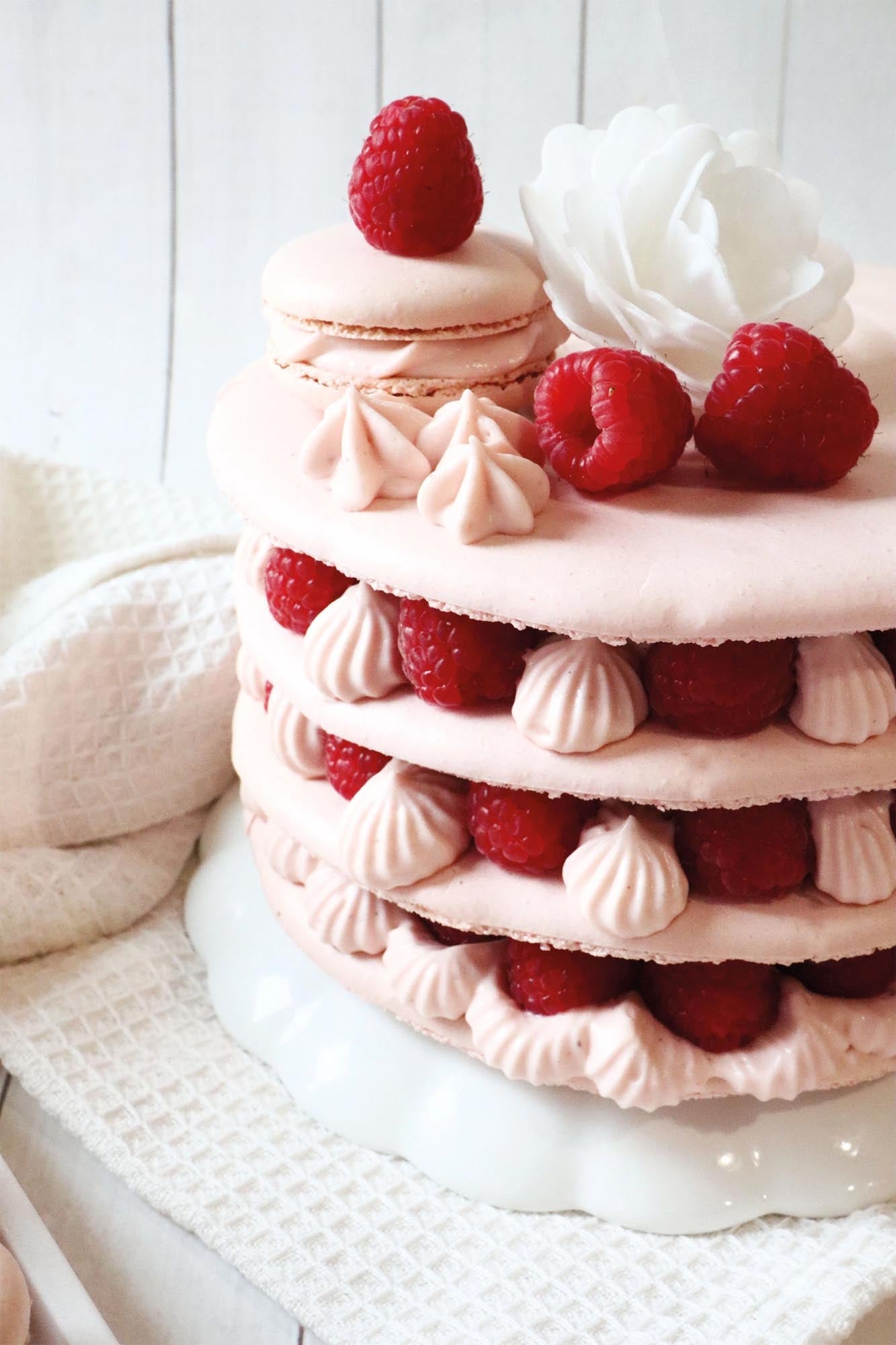 Set aus drei weissen Esspapierrosen von Scrap Cooking, perfekt für elegante Tortendekorationen und kreative Backkunst.