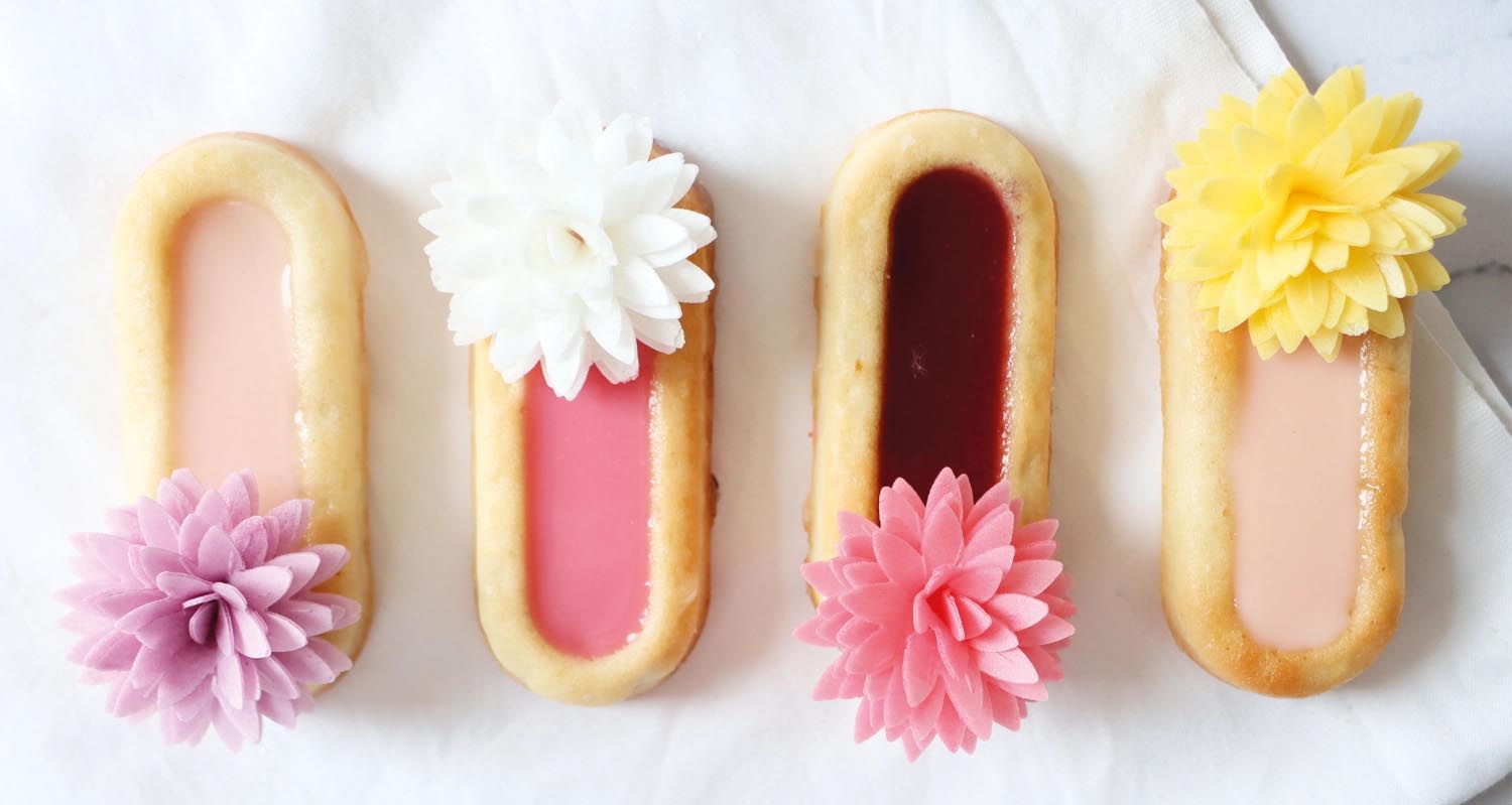 5 essbare Dahlien aus Esspapier von Scrap Cooking, ideal für kreative Tortendekorationen und stilvolle Dessertverzierungen.