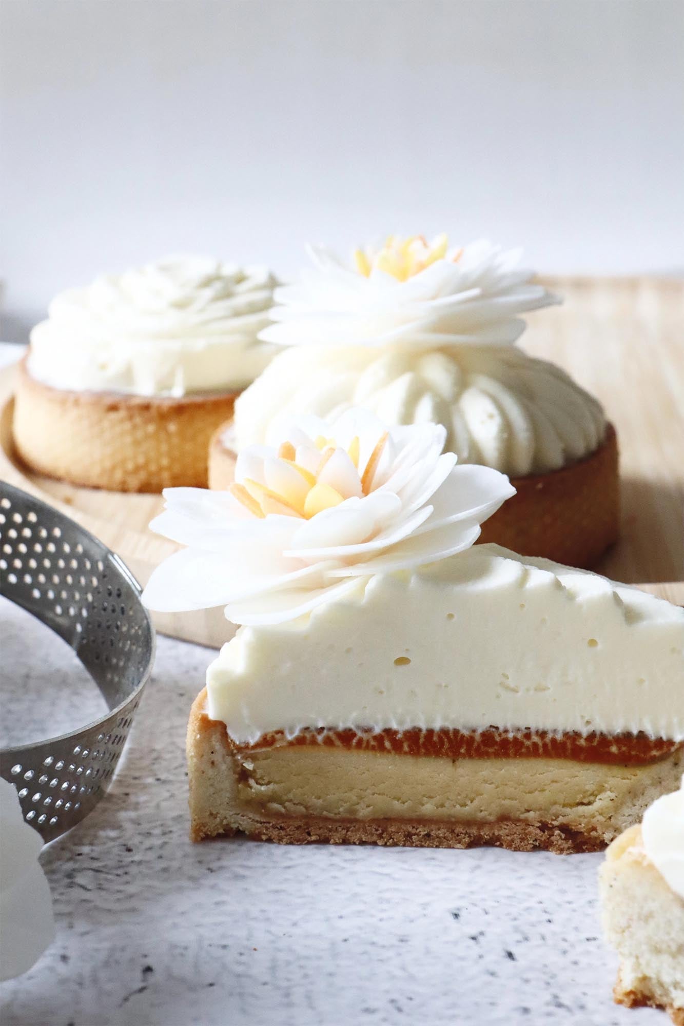 Ein Set von vier essbaren Kamelien aus Esspapier, ideal für kreative Tortendekorationen und zum Verzieren von Kuchen und Desserts.