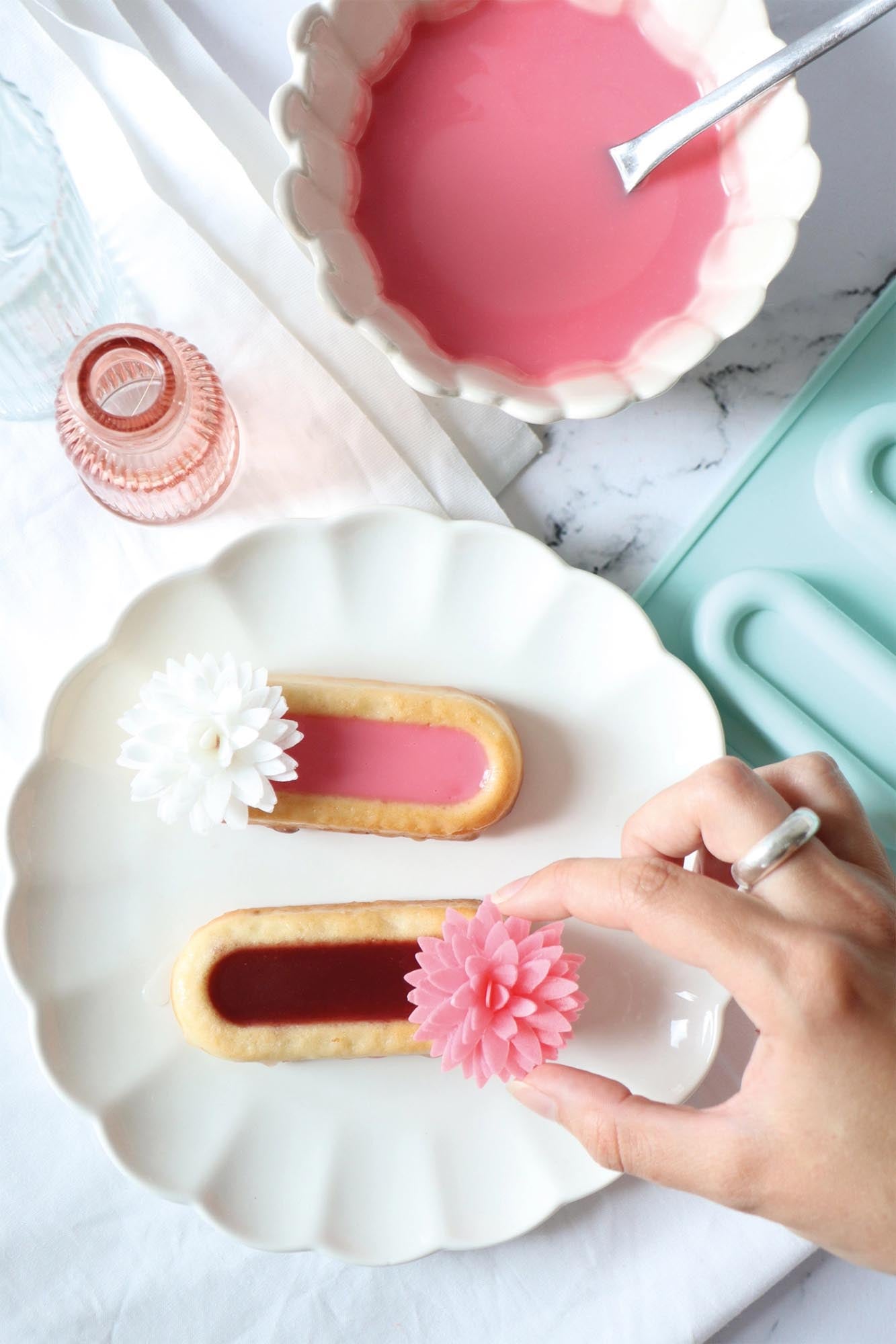 Set aus 5 essbaren Dahlien aus Esspapier in Weiss und Rosa, perfekt für kreative Tortendekorationen und Backideen.