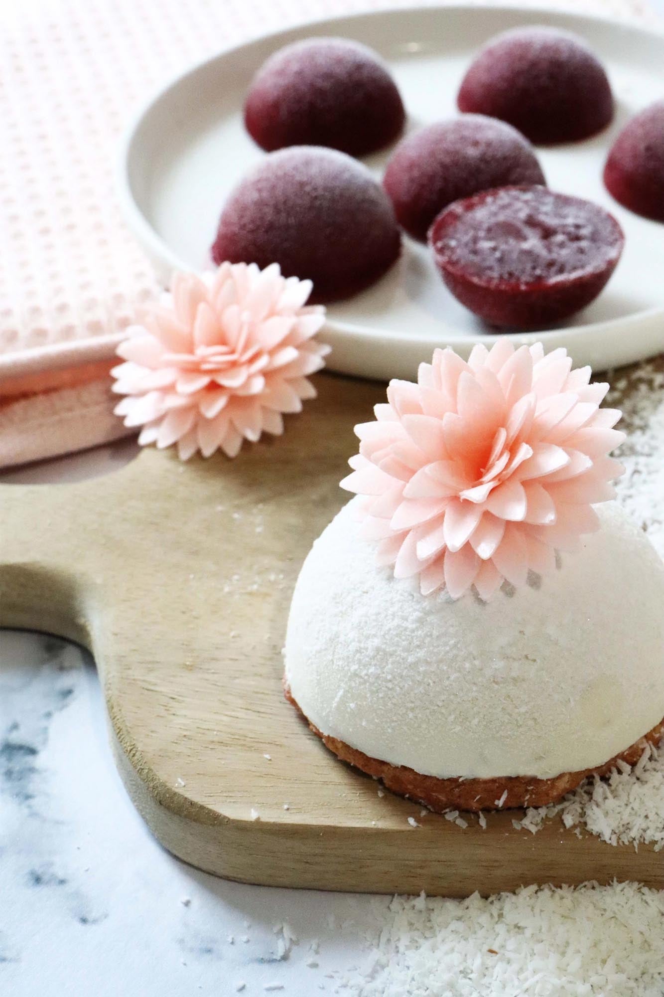 Essbare Dahlien aus Esspapier in Weiss und Rosa, ideal für kreative Tortendekorationen und Backprojekte, 5er Set von Scrap Cooking.