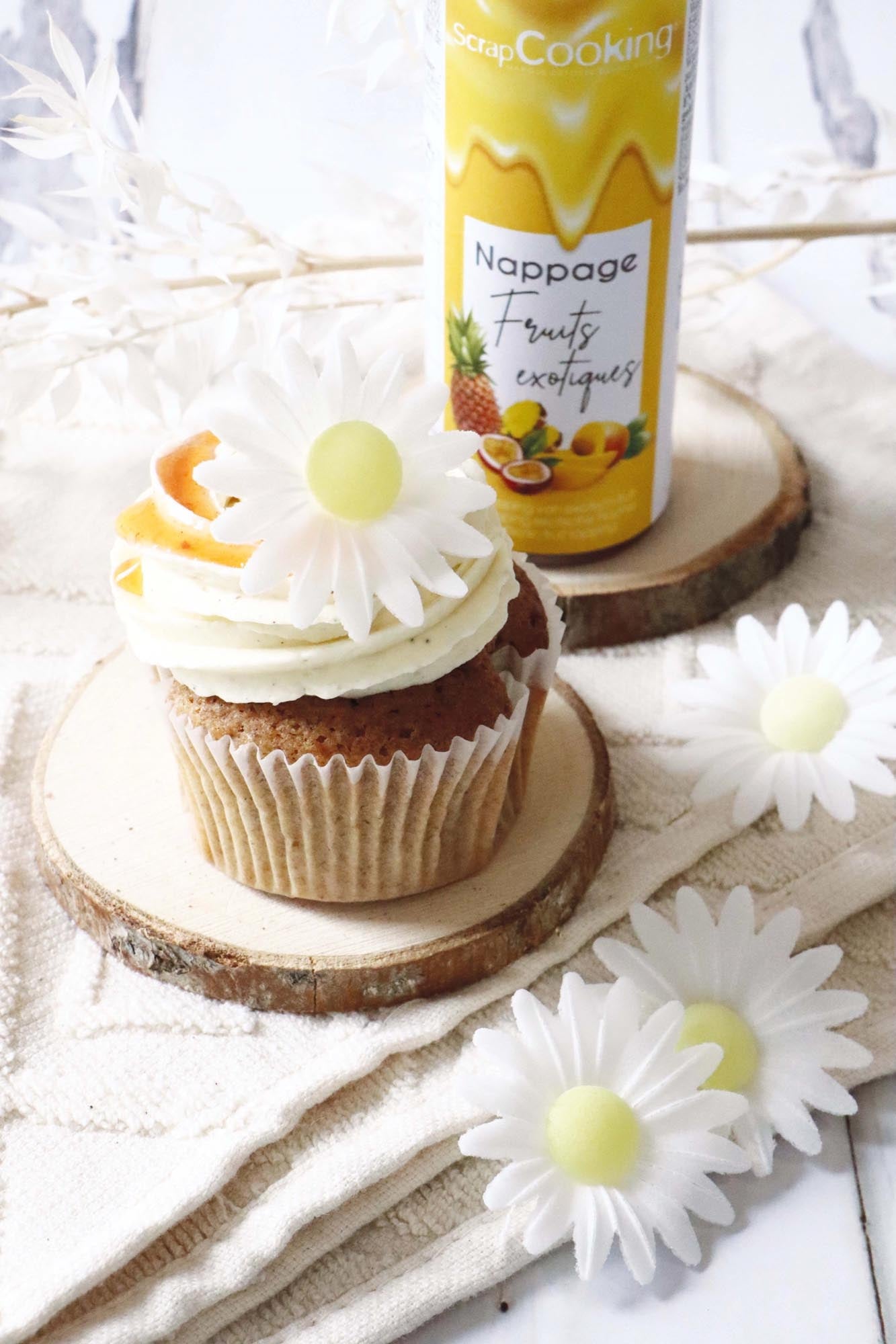 Ein Set von 18 essbaren Margeriten aus Esspapier, perfekt für die kreative Verzierung von Torten, Kuchen und anderen Desserts.