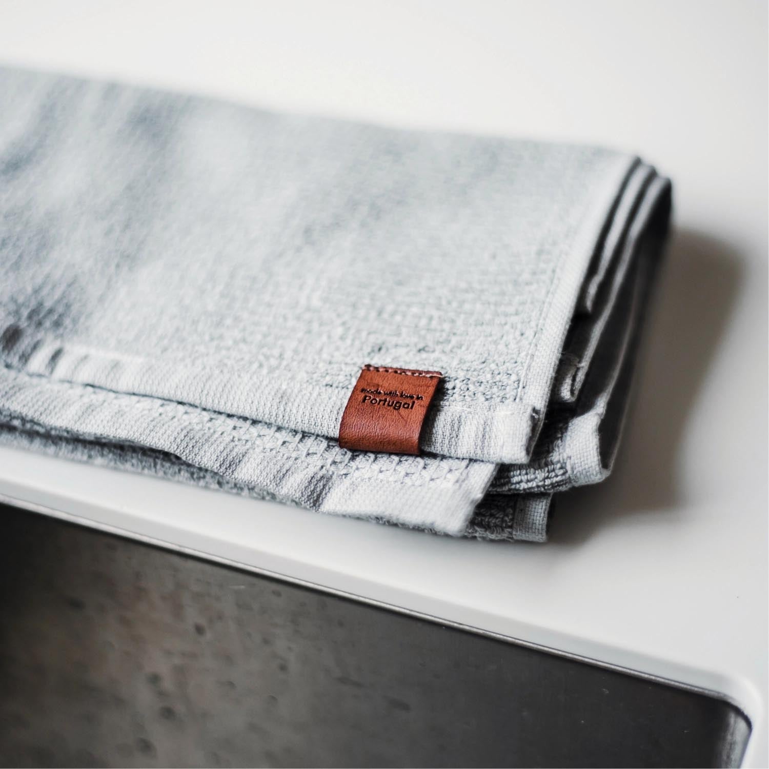 Elegantes Küchentuch Stockholm Grey von Nordesign, 40x60cm, hellgrau. Perfekt für stilvolle und moderne Küchen.