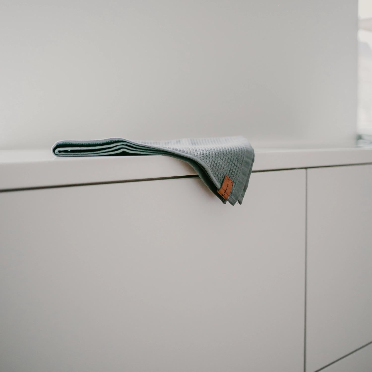 Stilvolles Küchentuch Oslo Grey in Dunkelgrau, 40x60cm von Nordesign. Ideal für moderne und praktische Küchengestaltung.