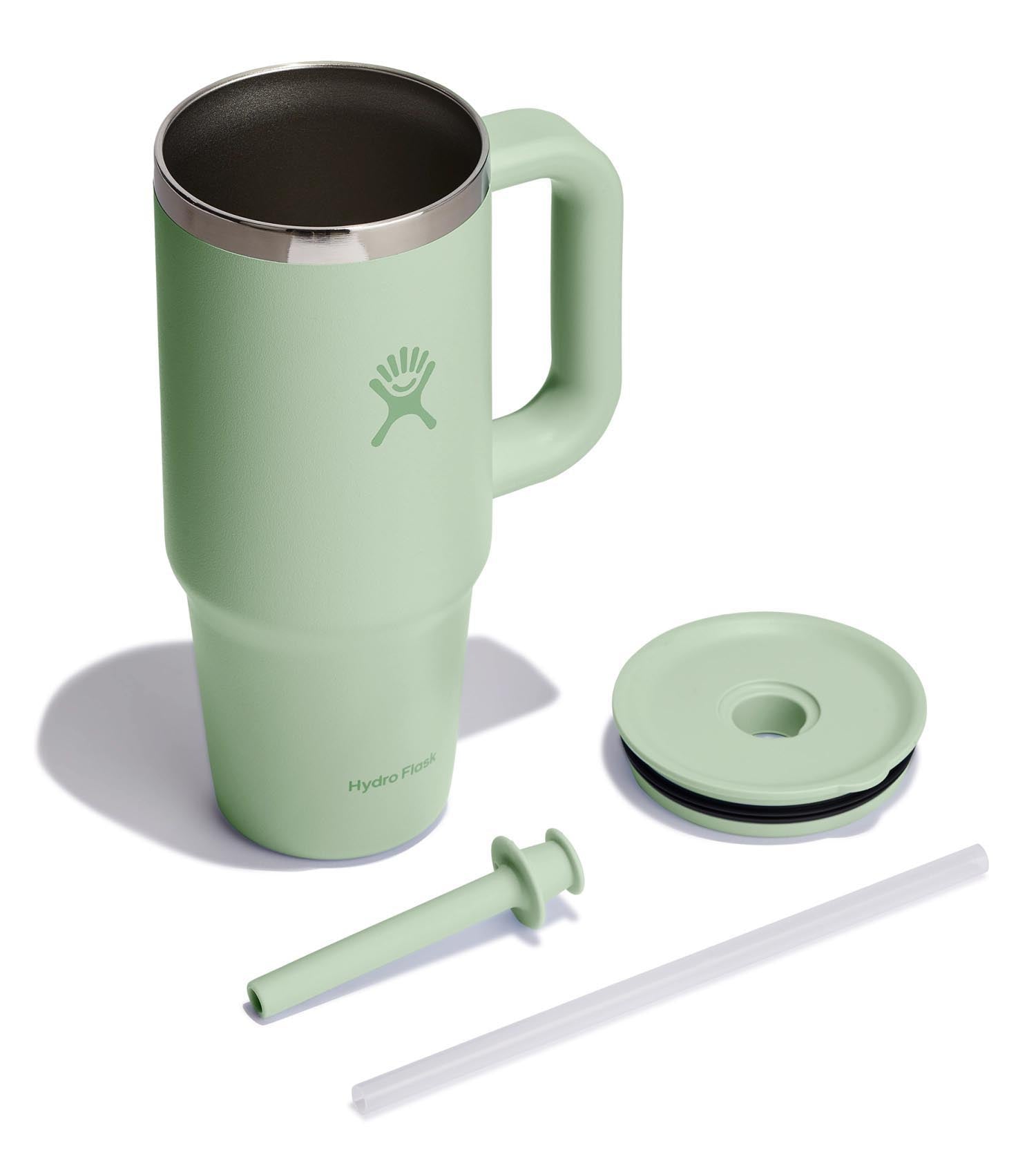 Stylischer 710ml Reisebecher in sanftem Aloe-Grün, ausgestattet mit einem praktischen Trinkhalm für unterwegs – ideal für kalte Getränke.