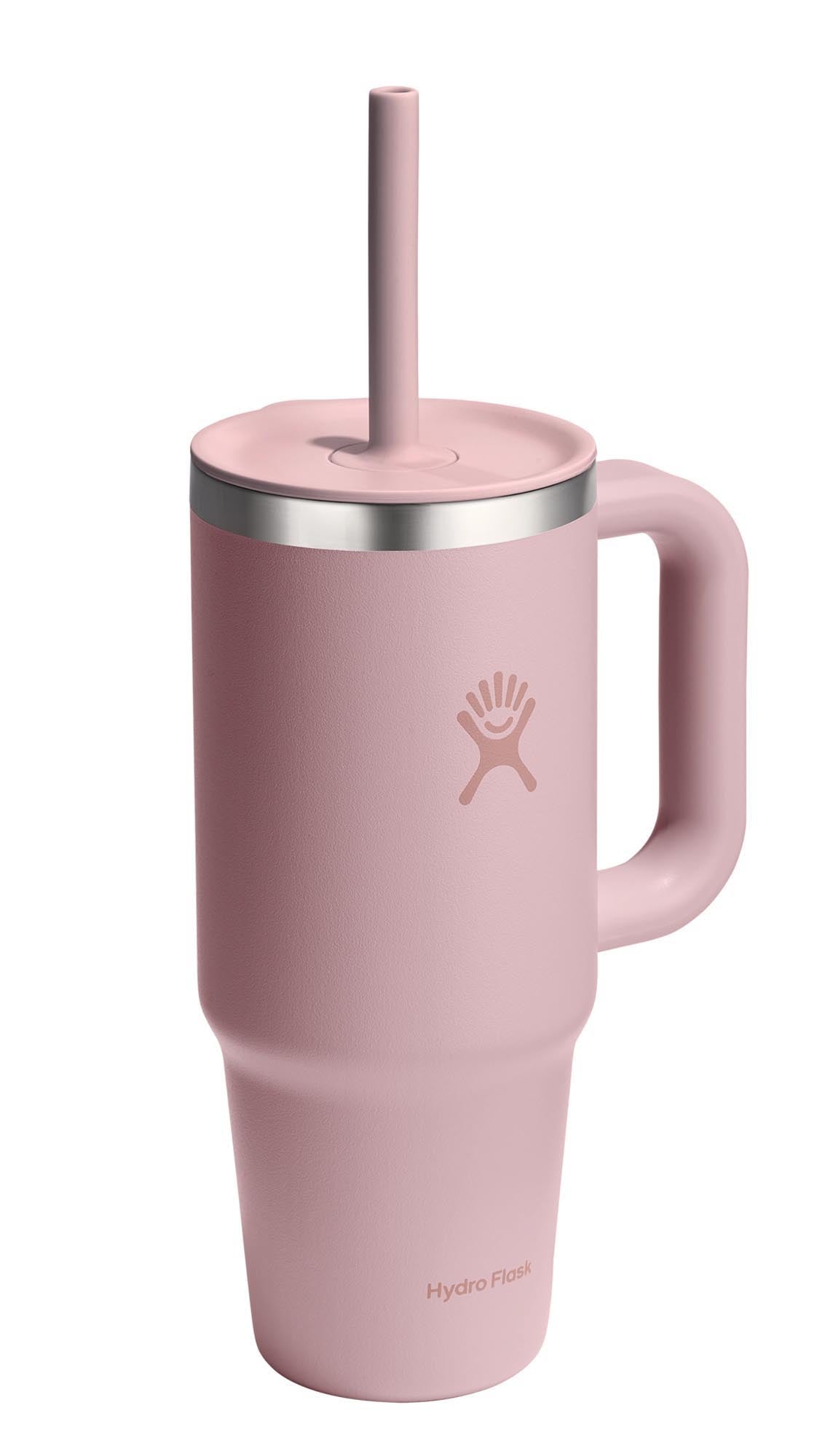 Stylischer Reisebecher mit 710ml Fassungsvermögen und praktischem Trinkhalm in der Farbe Trillium von Hydro Flask, ideal für unterwegs.