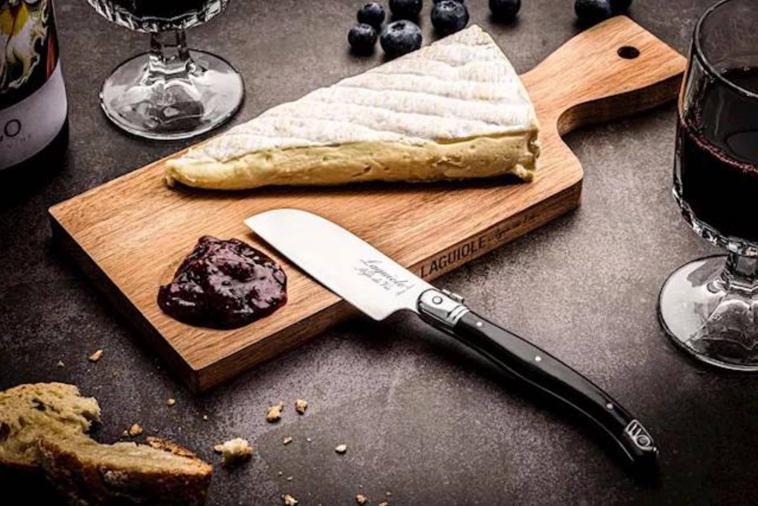 Elegantes Laguiole Santoku Käsemesser mit Akazienholz-Servierbrett, ideal für stilvolles Servieren und Schneiden von Käse.