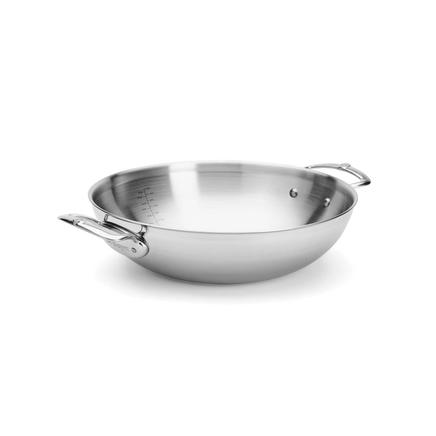 Hochwertiger Edelstahl-Wok von de Buyer, 32 cm, mit zwei Griffen, ideal für vielseitiges Kochen und gleichmässige Wärmeverteilung.