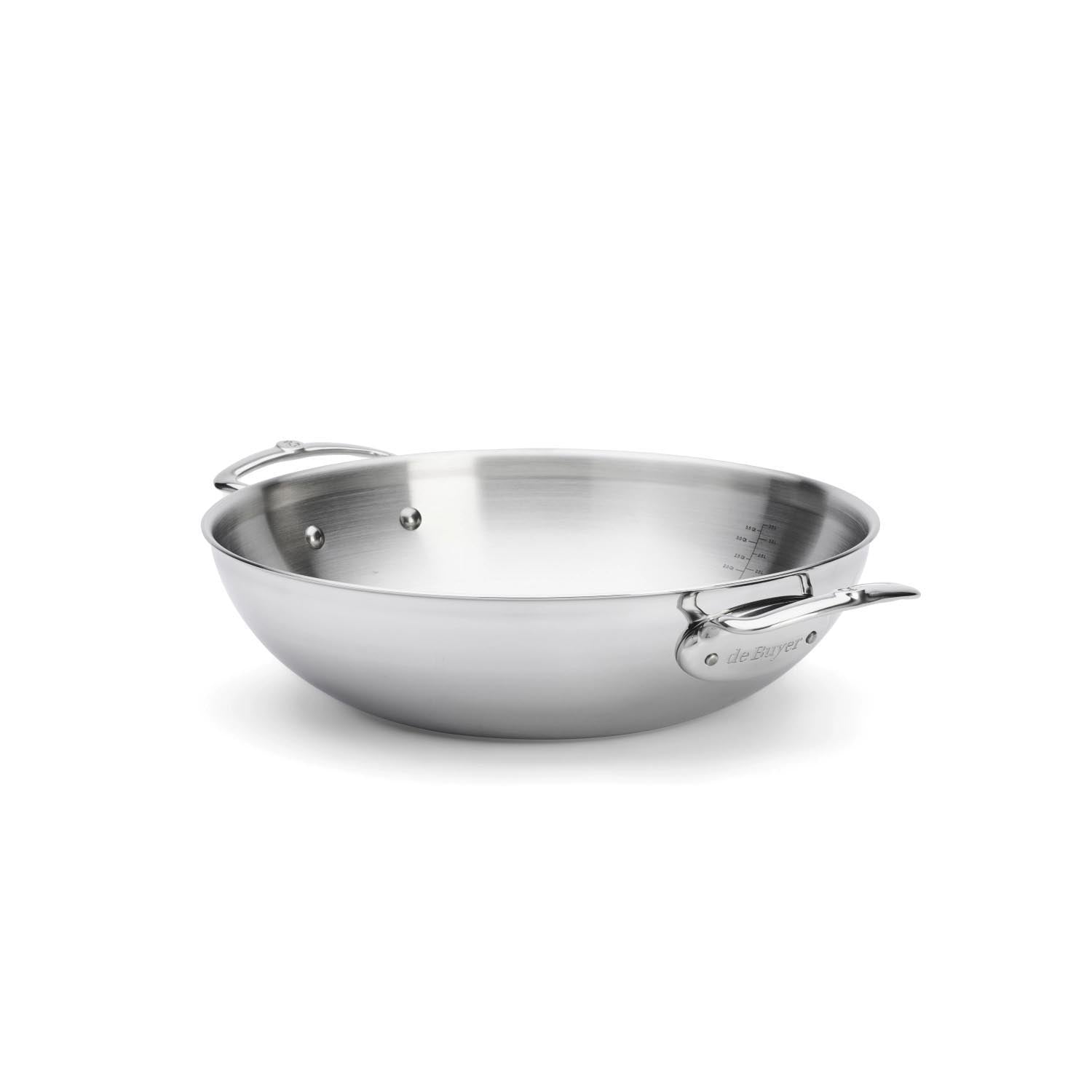 Eleganter Edelstahl-Wok von de Buyer, 32 cm, mit zwei Griffen, perfekt für gleichmässiges Garen und vielseitige Kochanwendungen.