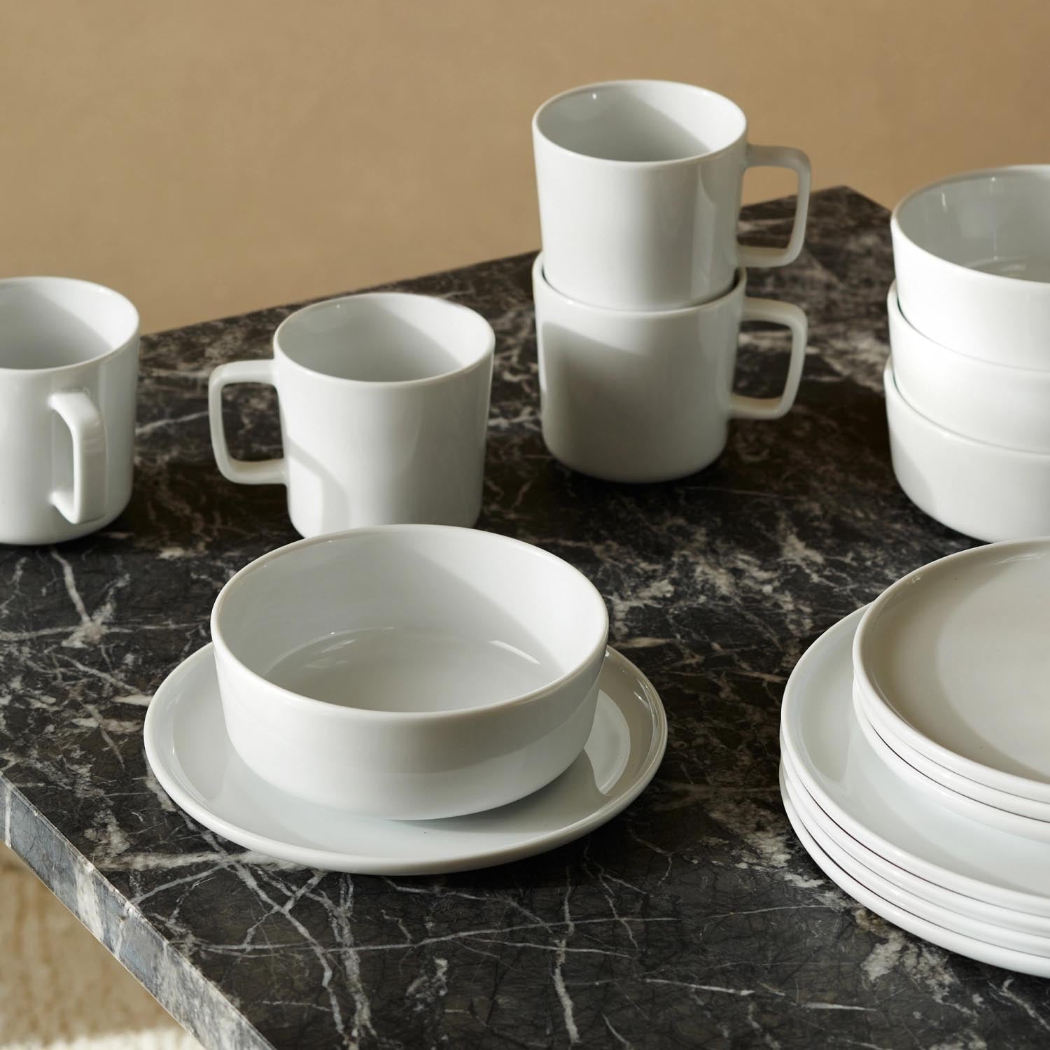 Set aus zwei flachen, weissen Tellern (20 cm) von LSA, perfekt für elegante Tischgestaltung und vielseitige Einsatzmöglichkeiten.