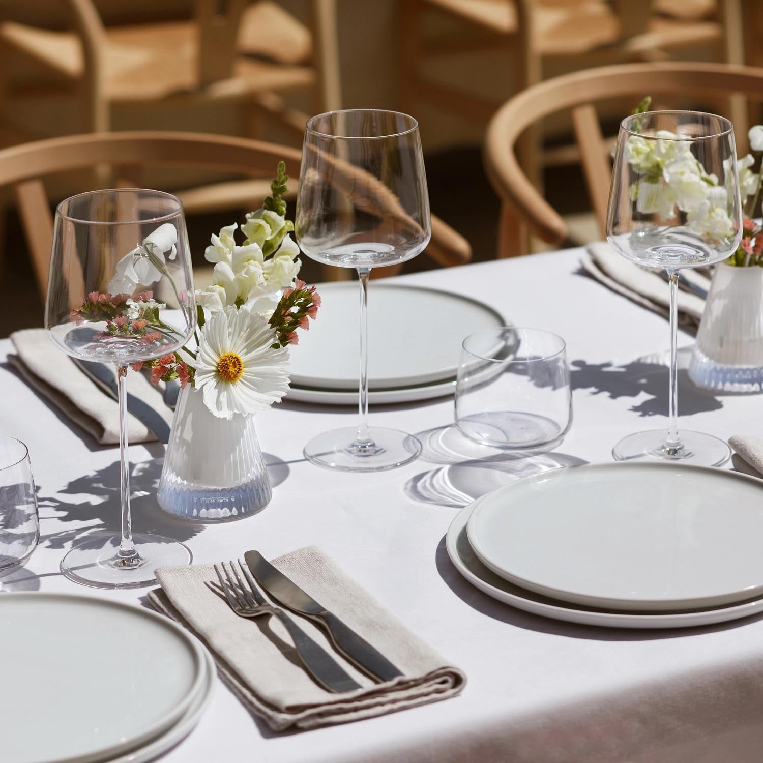 Set aus zwei flachen, weissen Tellern von LSA, 26 cm Durchmesser, perfekt für elegante Tischgestaltung und vielseitige Verwendung.