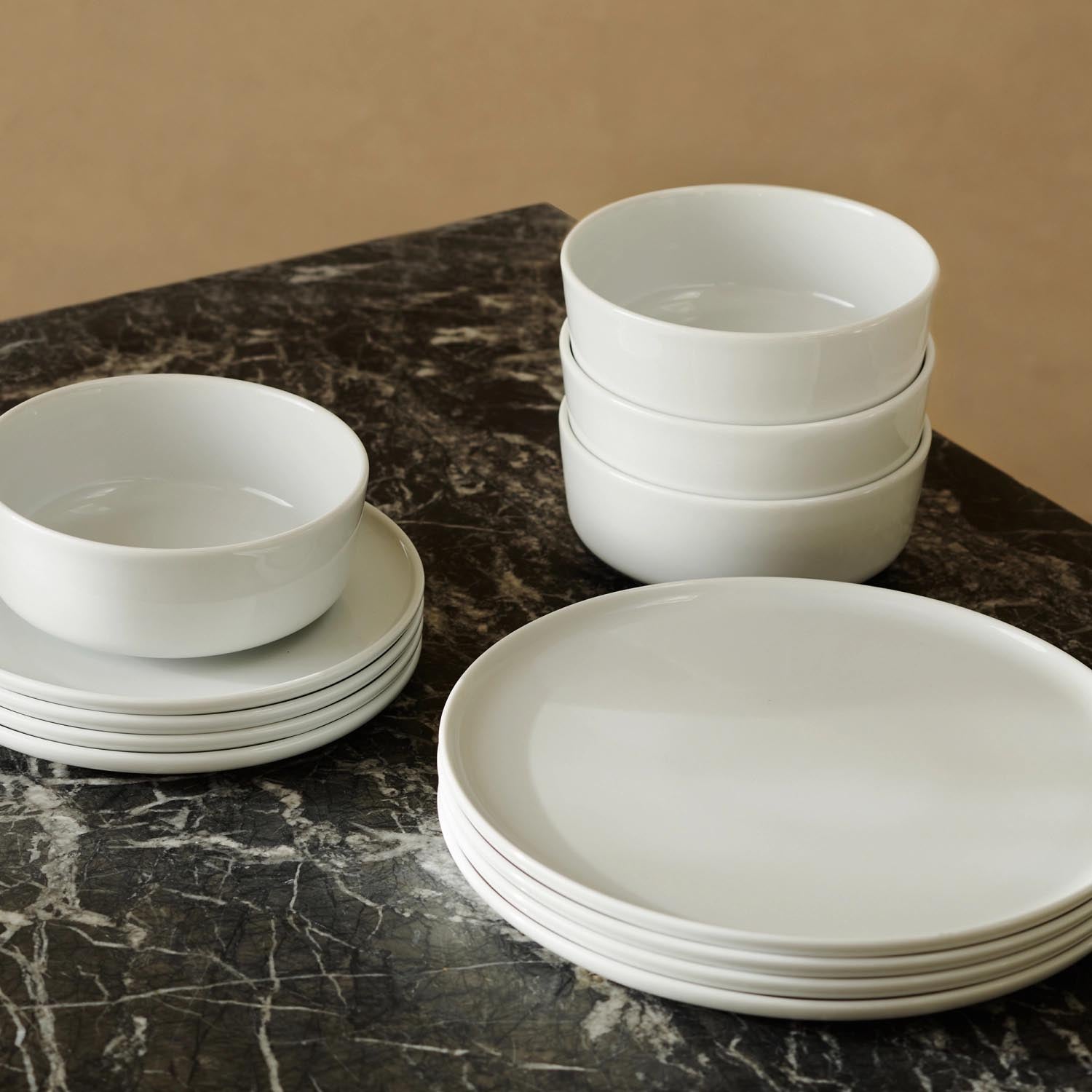 Elegantes 2er Set flacher Teller von LSA, 26 cm, in Weiss. Ideal für stilvolle Tischdekoration und vielseitige Nutzung.