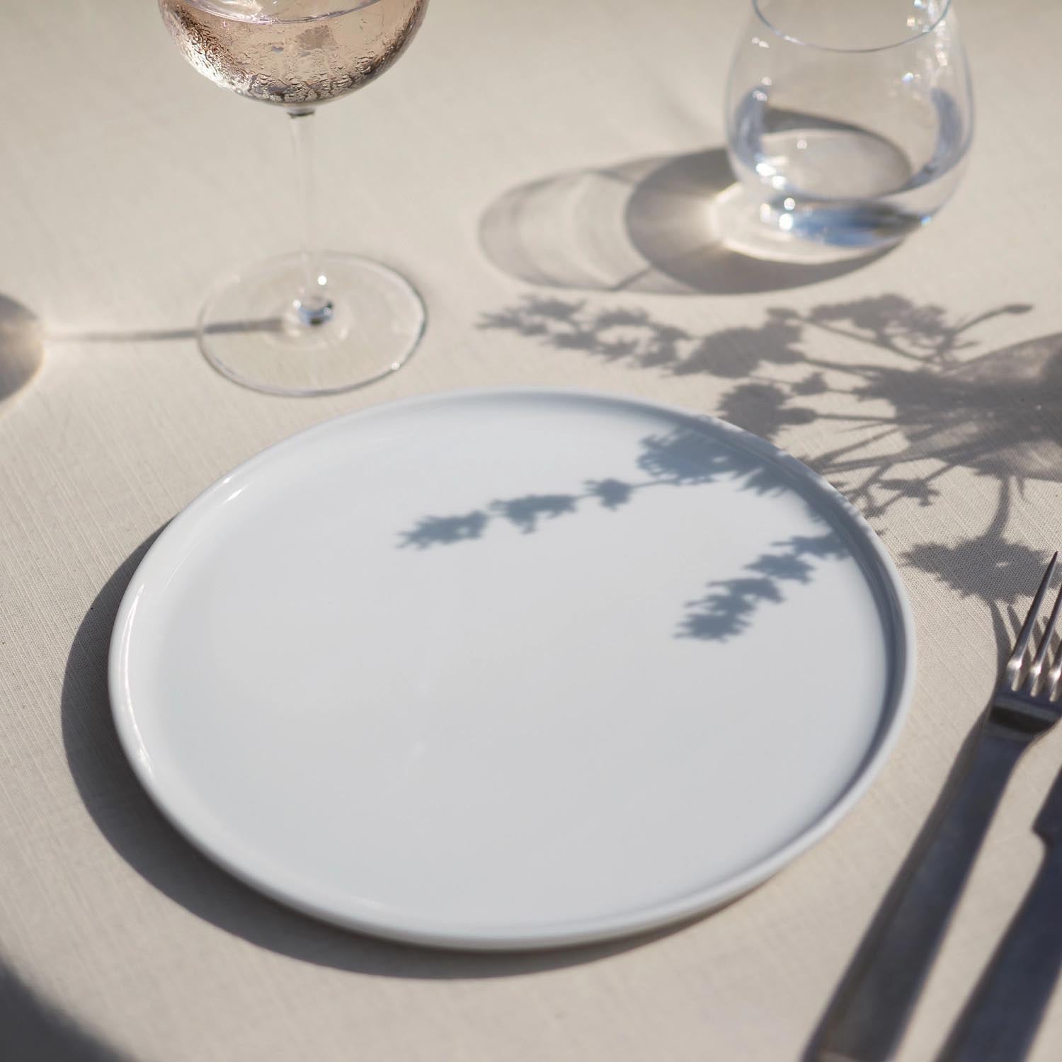 Elegantes 2er Set flacher Teller von LSA, 26 cm, in Weiss. Ideal für stilvolle Tischdekoration und vielseitige Nutzung.