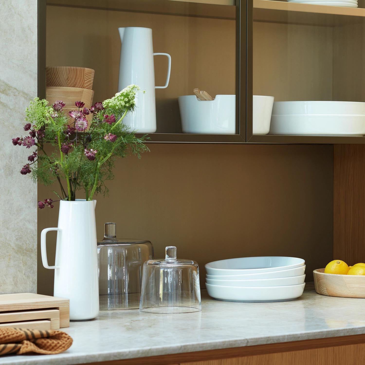 Elegante weisse Glasschale von LSA, 30 cm Durchmesser, ideal für stilvolle Dekoration und vielseitige Anwendungen.