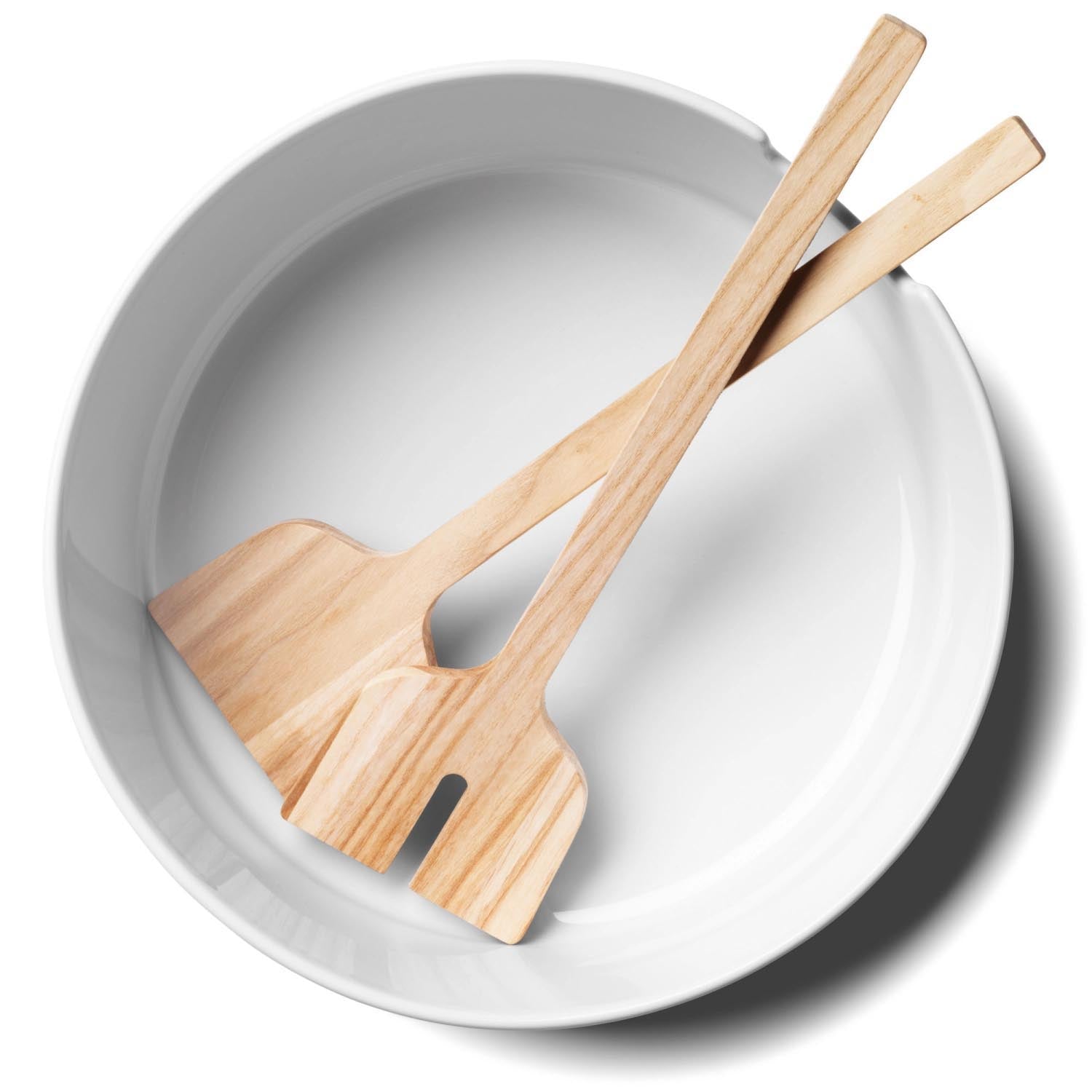 Stilvolle Salatschale aus weissem Eschenholz mit passendem Besteck, perfekt für modernes Servieren und ansprechendes Tischambiente.