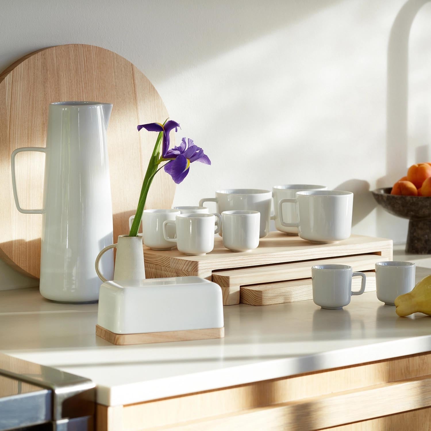 Elegante Salatschale aus weissem Eschenholz mit Besteck, ideal für stilvolles Servieren und moderne Tischgestaltung.