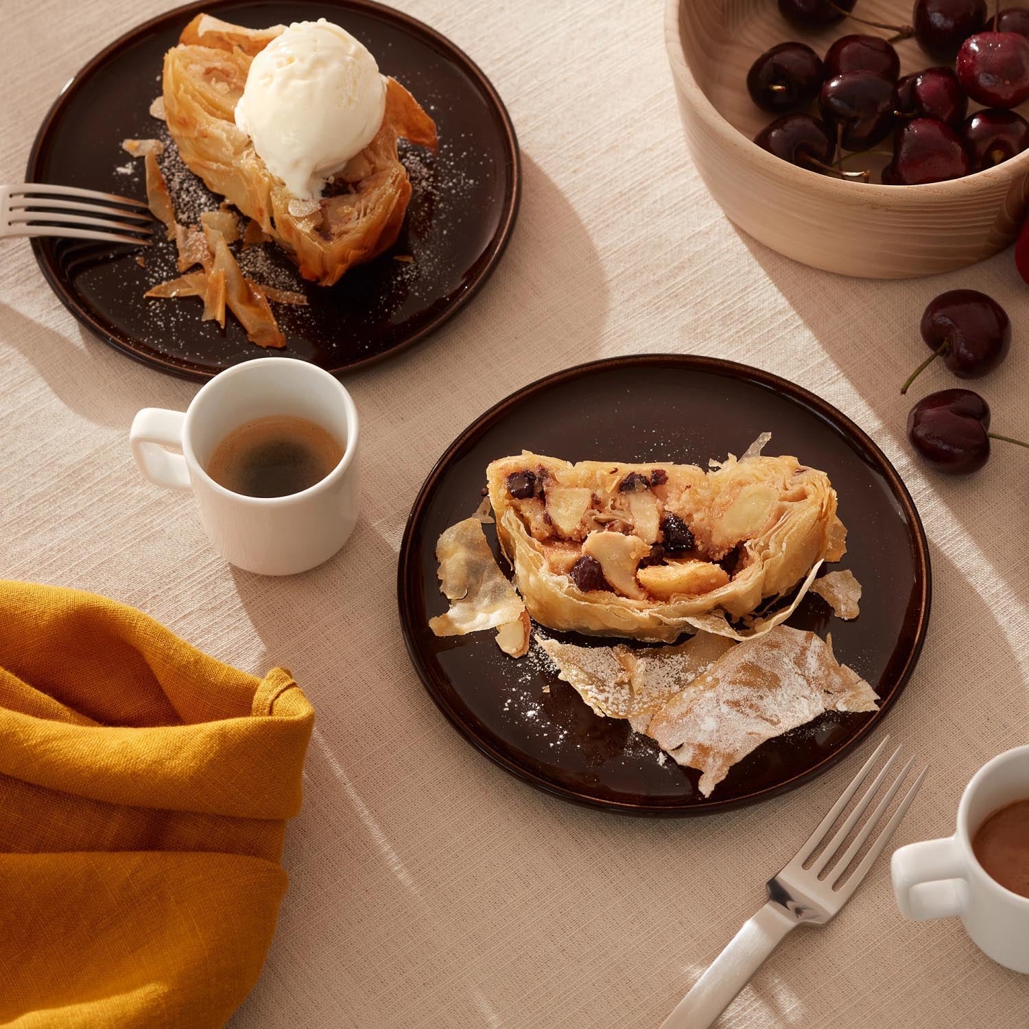 Stilvolle weisse Glasschale von LSA, 30 cm breit, 10 cm hoch, perfekt für Dekoration oder vielseitige Nutzung im modernen Zuhause.