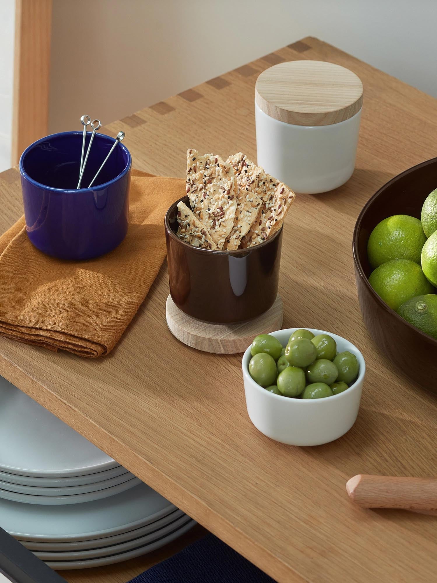 Elegante Glasdose mit weissem Esche-Deckel, 8,5 cm hoch, ideal für stilvolle Aufbewahrung und zeitgemässe Wohnaccessoires.