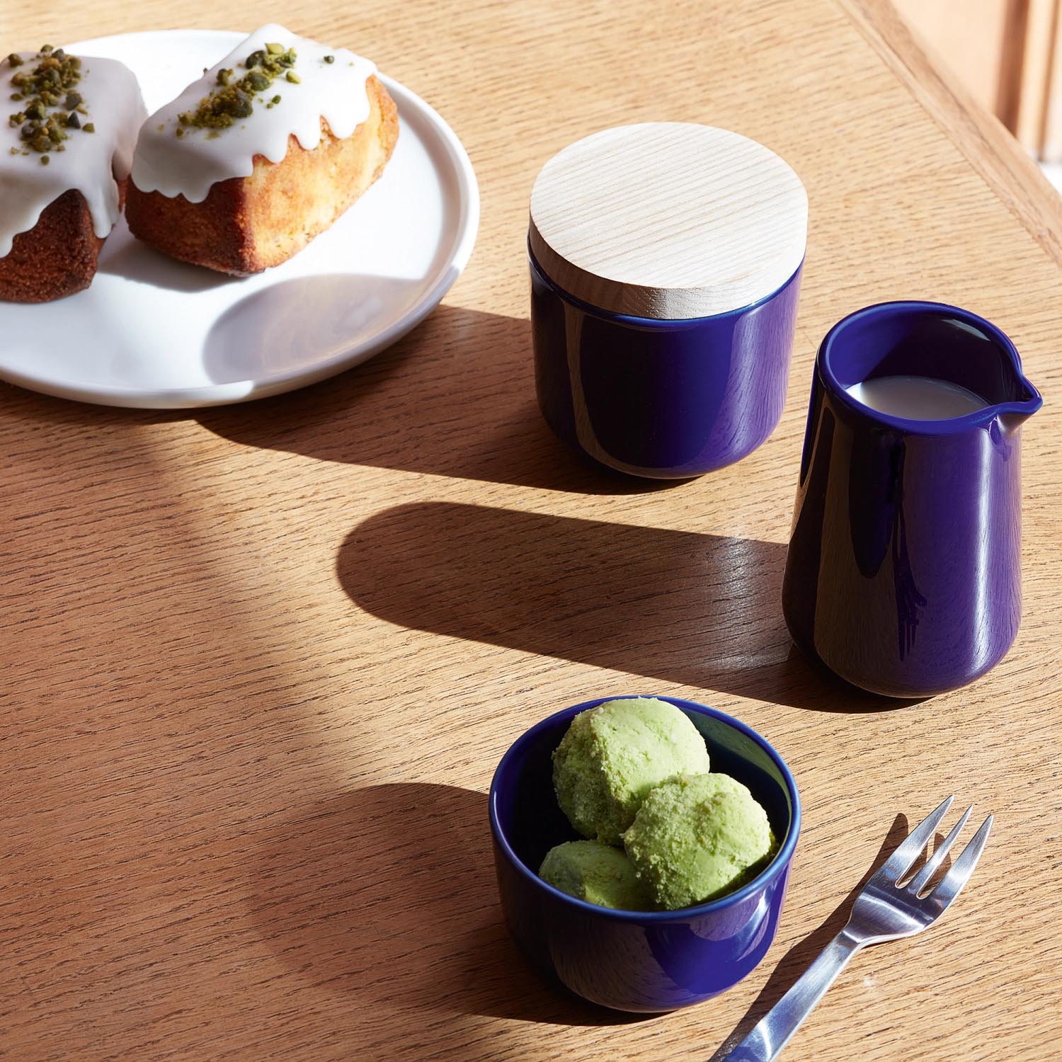 Set aus zwei flachen Tellern (17 cm) in Kobaltblau von LSA, perfekt für elegante Tischgestaltung und vielseitige Anlässe.