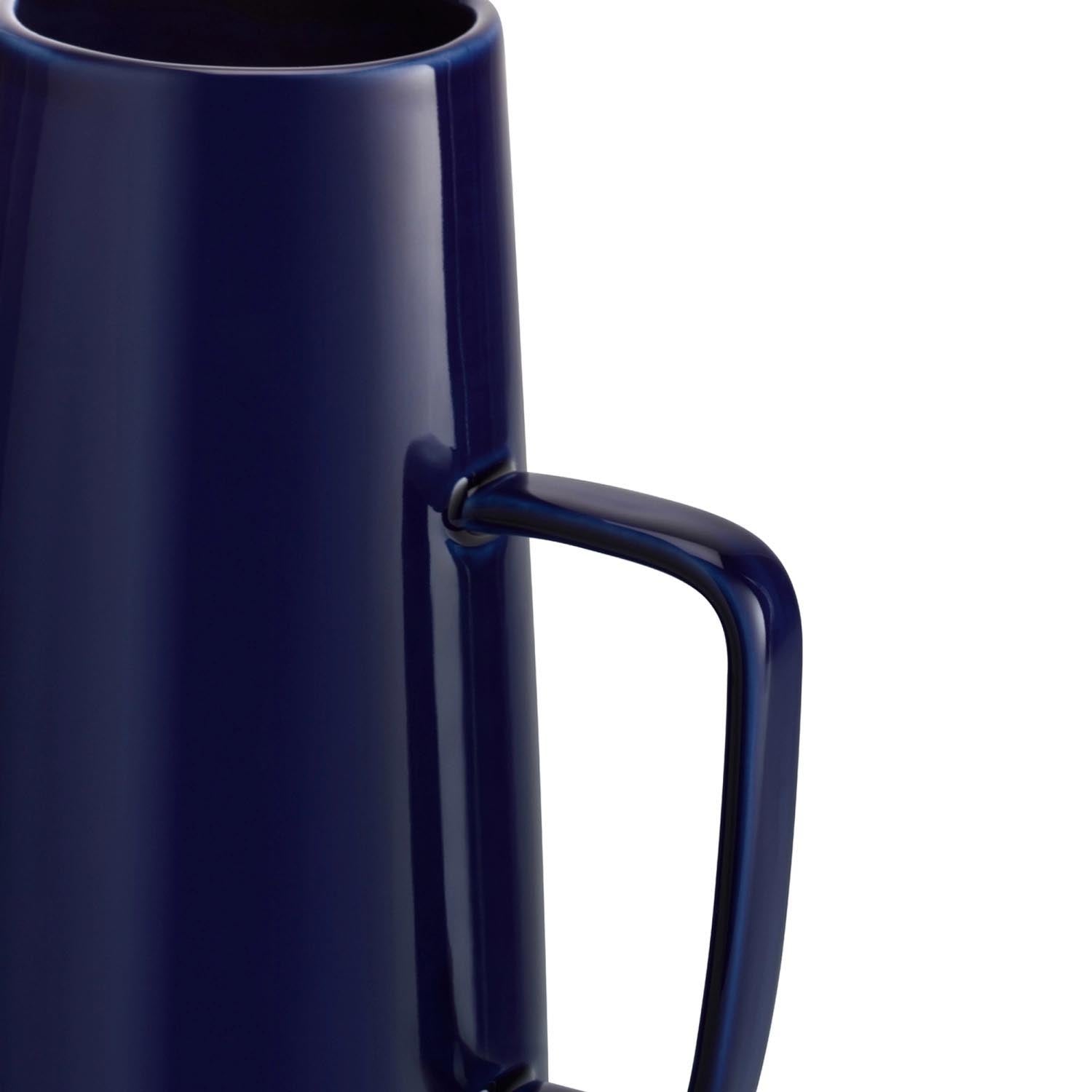 Eleganter Krug aus kobaltblauem Glas, 1.4l Fassungsvermögen, ideal für stilvolles Servieren und dekorative Tischgestaltung.