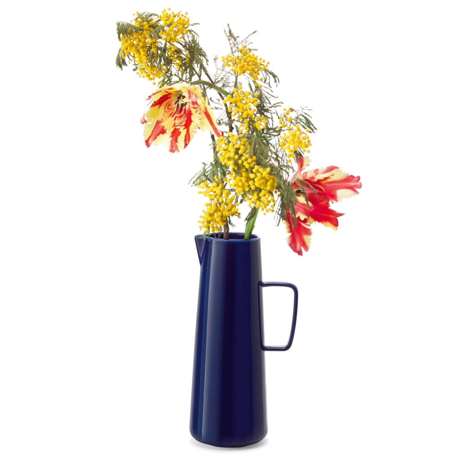 Stilvoller Krug aus kobaltblauem Glas, 1.4l Volumen, perfekt für Servieren und als dekoratives Element auf dem Tisch.