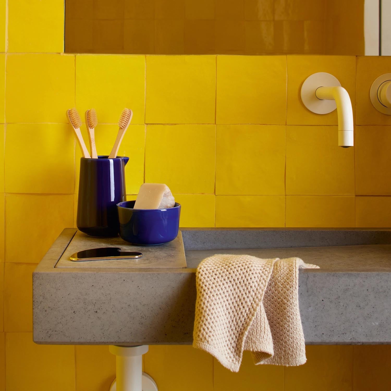 Elegante Butterdose von LSA, 14 cm, mit kobaltblauem Eschenholzdeckel und Glasunterteil. Perfekt für stilvolles Servieren.