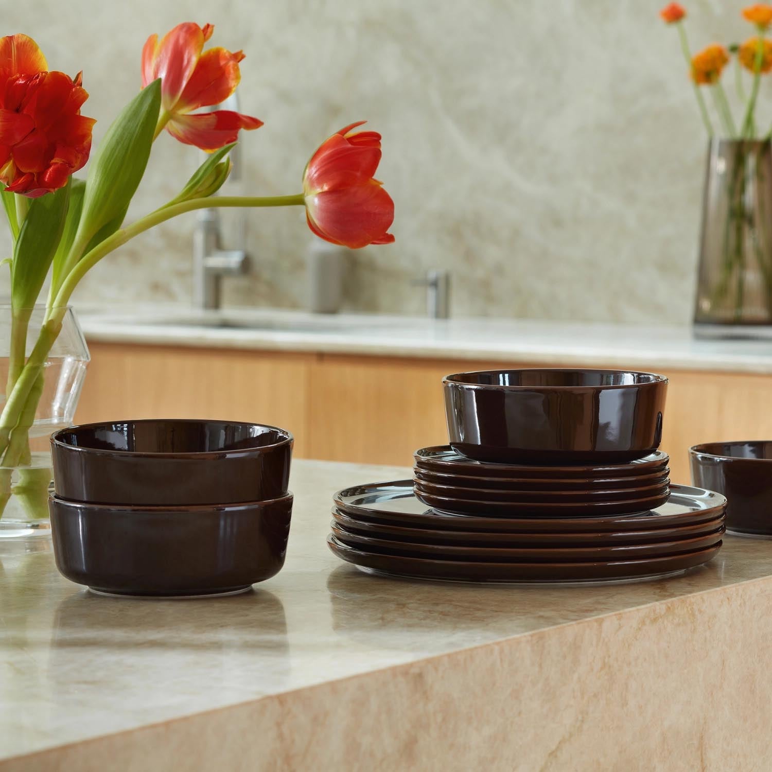 Stilvolles 2er Set flacher Teller (D26cm) in edlem Mocha von LSA – perfekt für jeden Anlass und moderne Tischgestaltung.