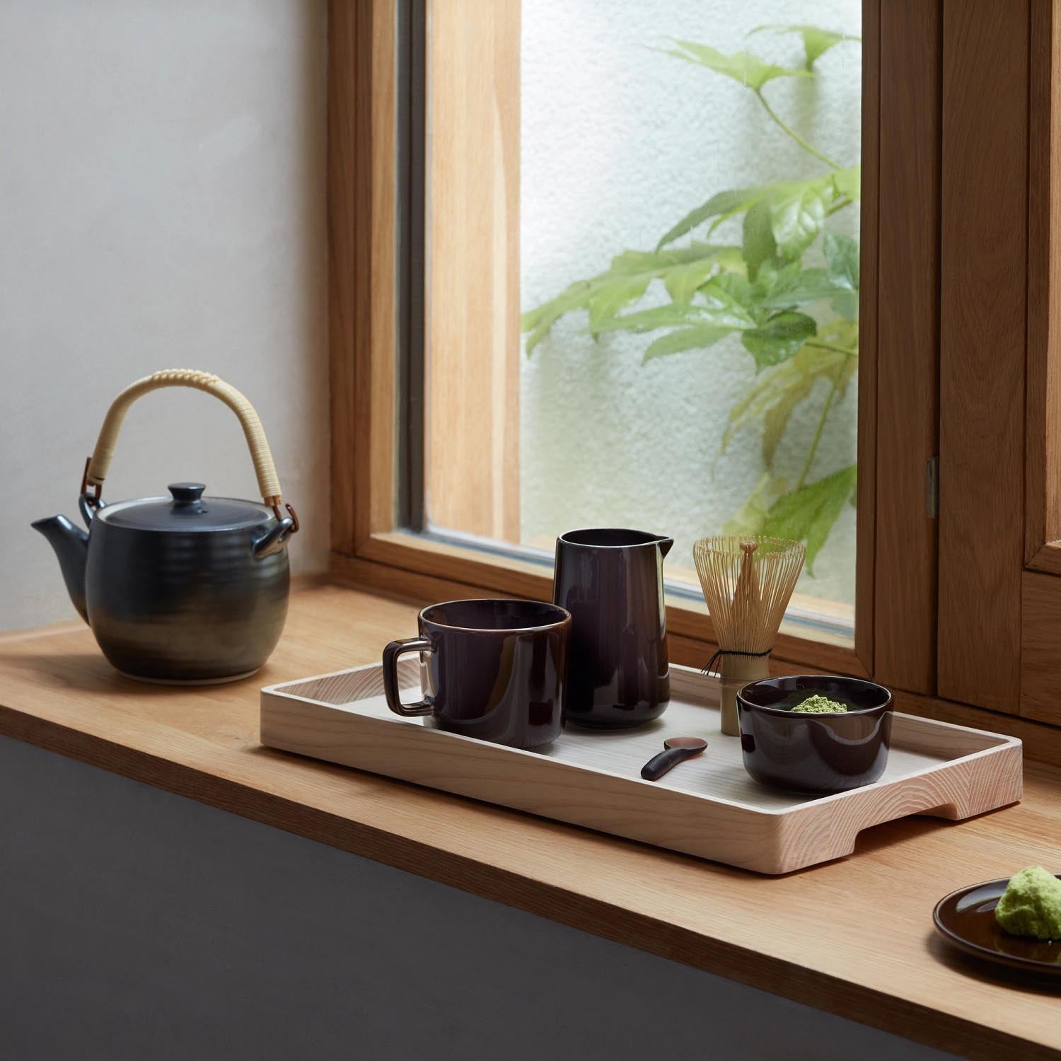 Elegante Salatschale aus Esche in Mocha mit passendem Besteck, ideal für stilvolles Servieren und ein modernes Tischambiente.