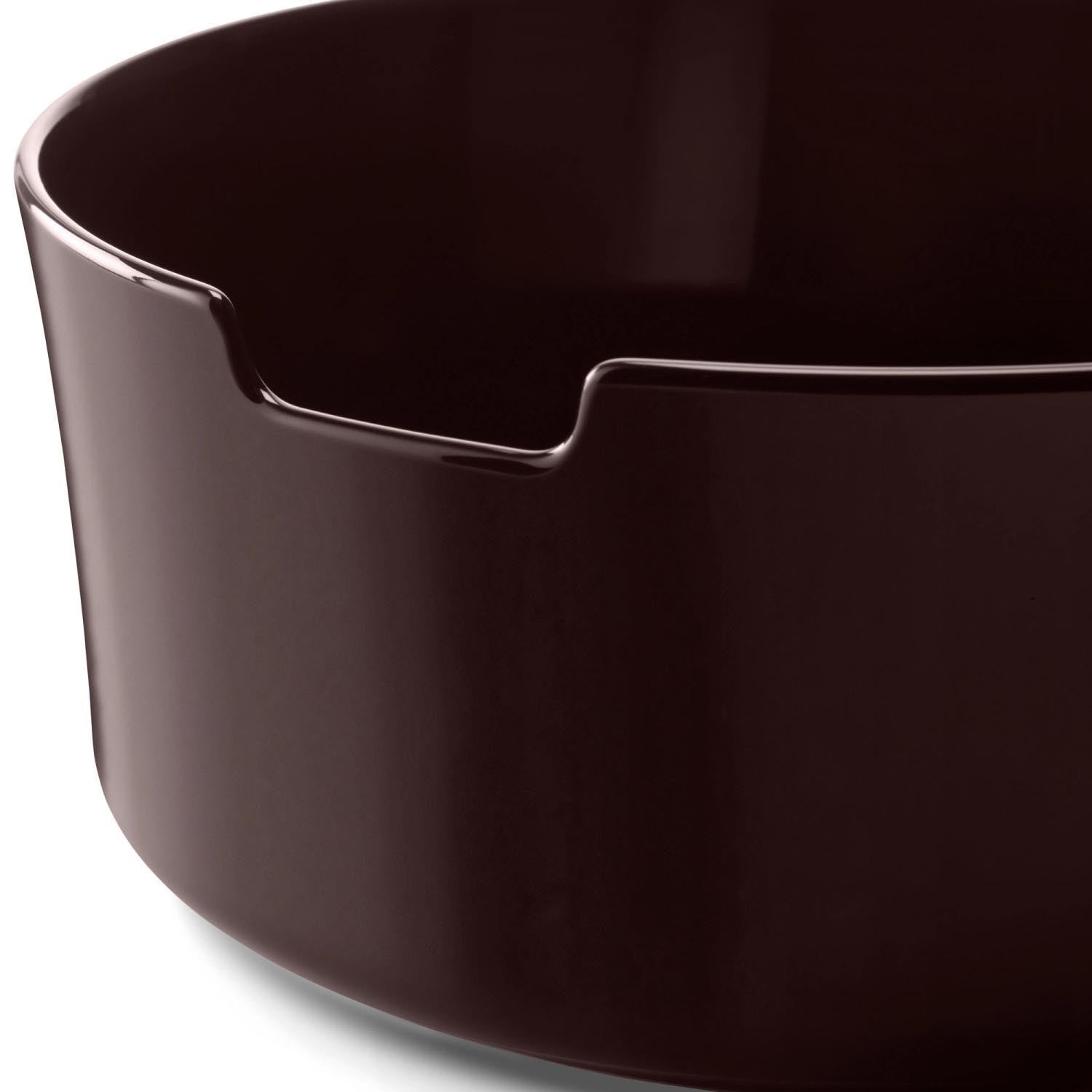 Stilvolle Salatschale aus Esche in Mocha mit passendem Besteck, perfekt für modernes Servieren und ein elegantes Tischambiente.