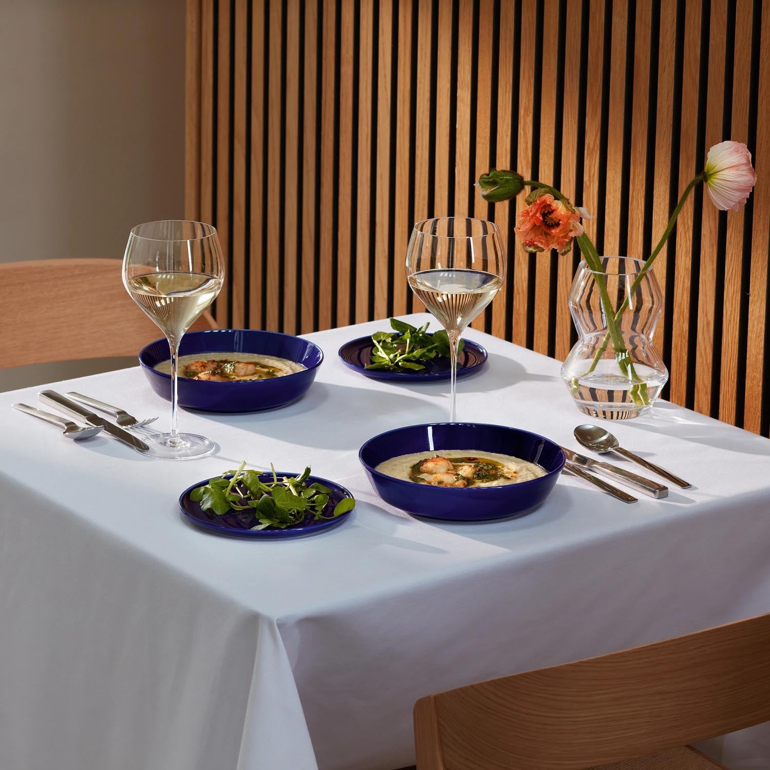 Elegante Salatschale aus Esche in Mocha mit passendem Besteck, ideal für stilvolles Servieren und ein modernes Tischambiente.