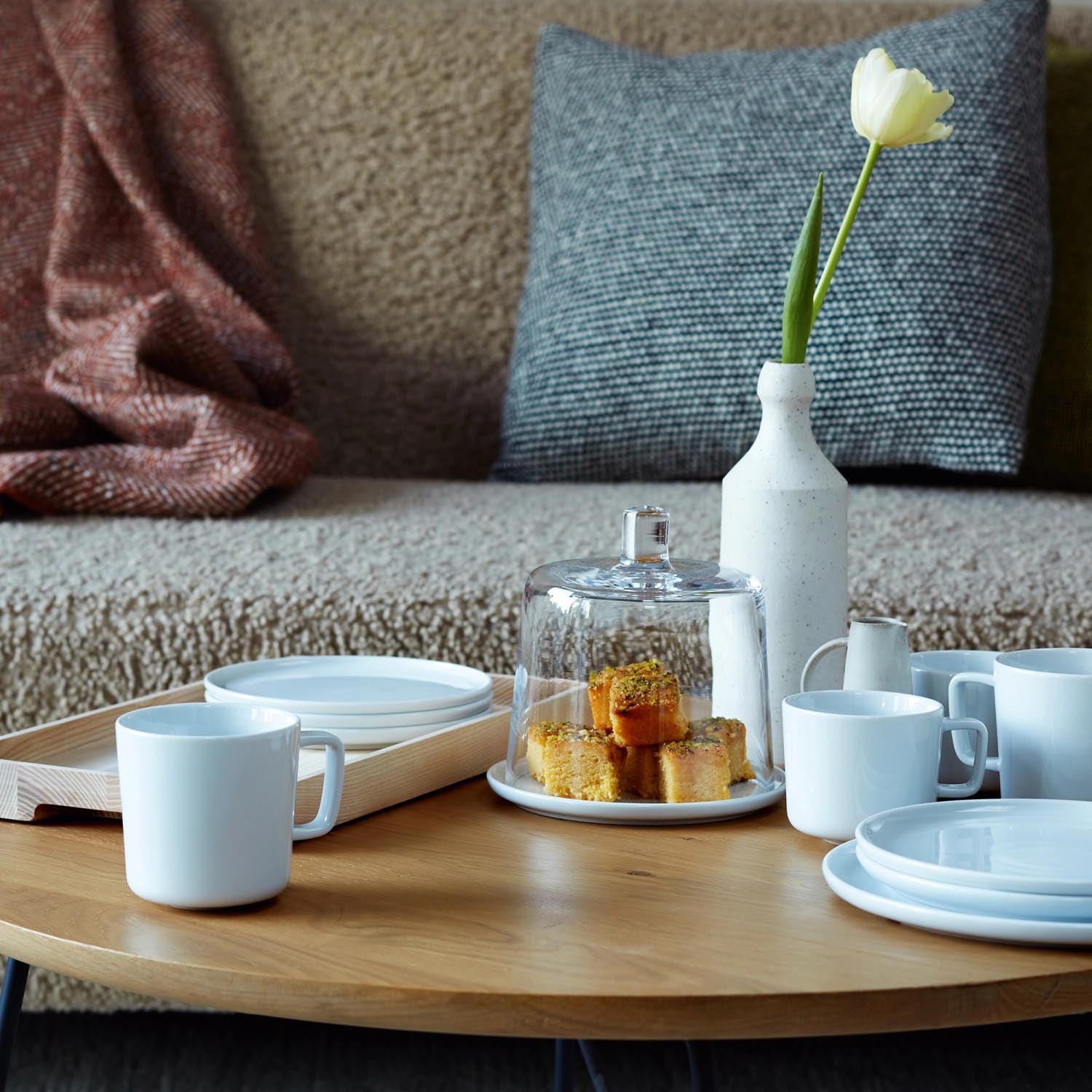 Die LSA Collective Glocke aus transparentem Glas (24 cm Ø, 21 cm H) ist ideal für stilvolle Präsentationen und Dekorationen.