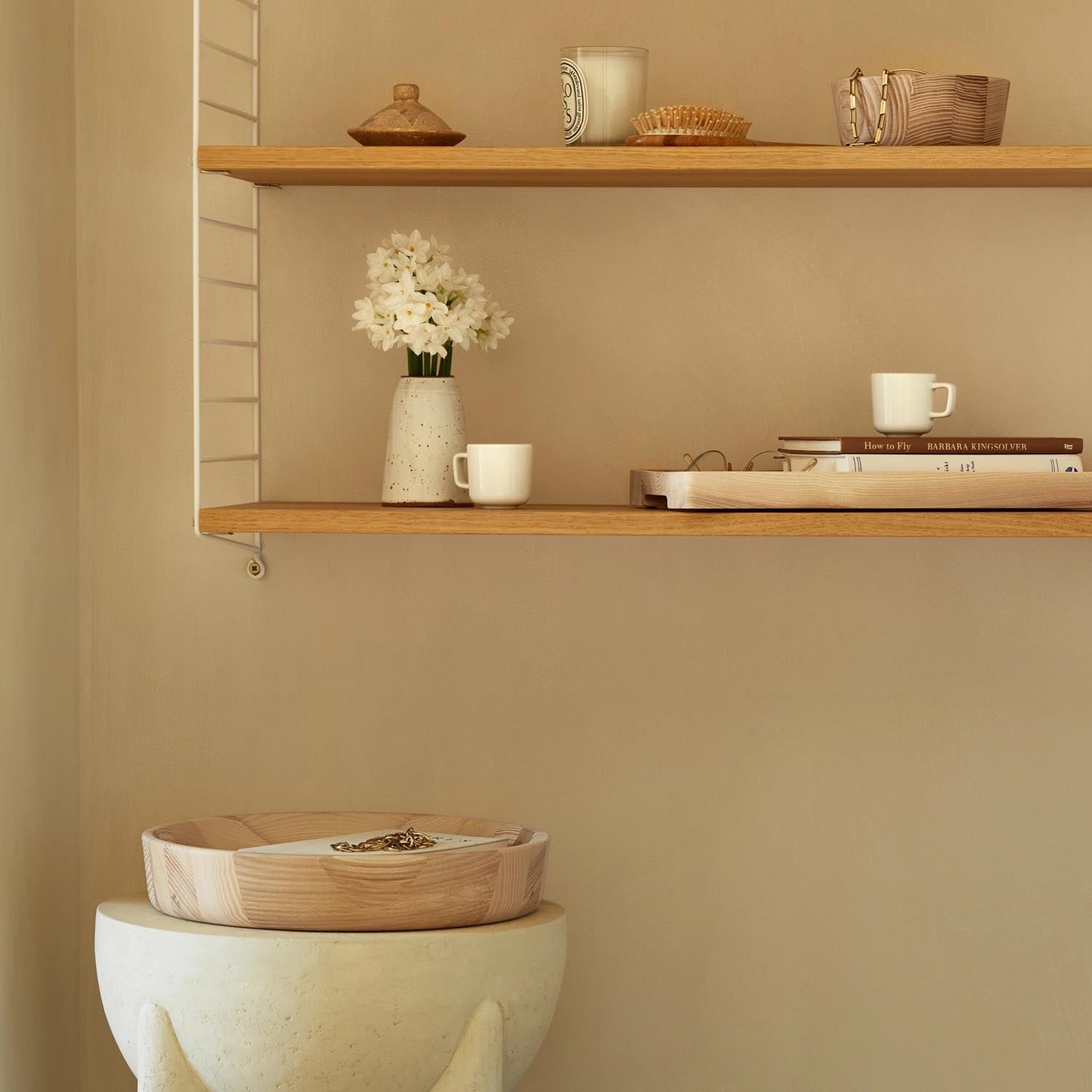 Elegante Schale aus Eschenholz, 33 cm Durchmesser, 6 cm Höhe, ideal für Dekoration oder als modernes Servieraccessoire.