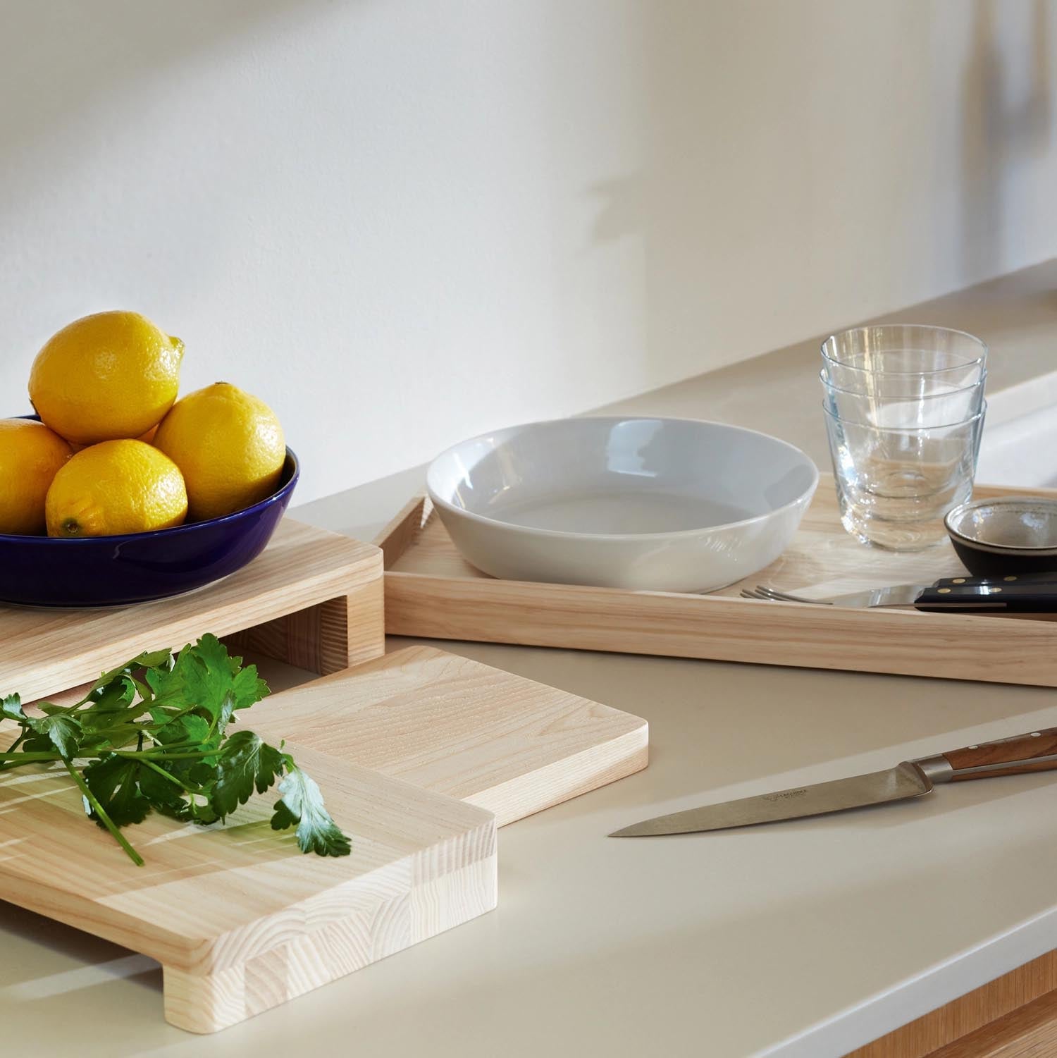 Elegantes Servierset aus weisser Esche von LSA, Masse 38x19x6 cm, perfekt zum stilvollen Anrichten und Servieren von Speisen.