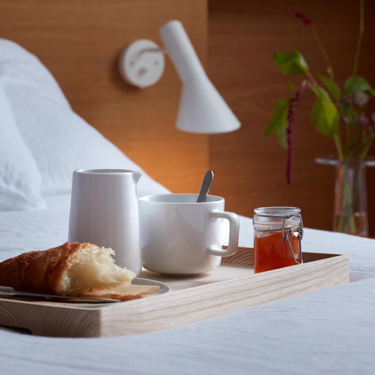 Elegantes Serviertablett aus weisser Esche, 38x21cm, von LSA. Ideal für stilvolles Servieren und Präsentieren.